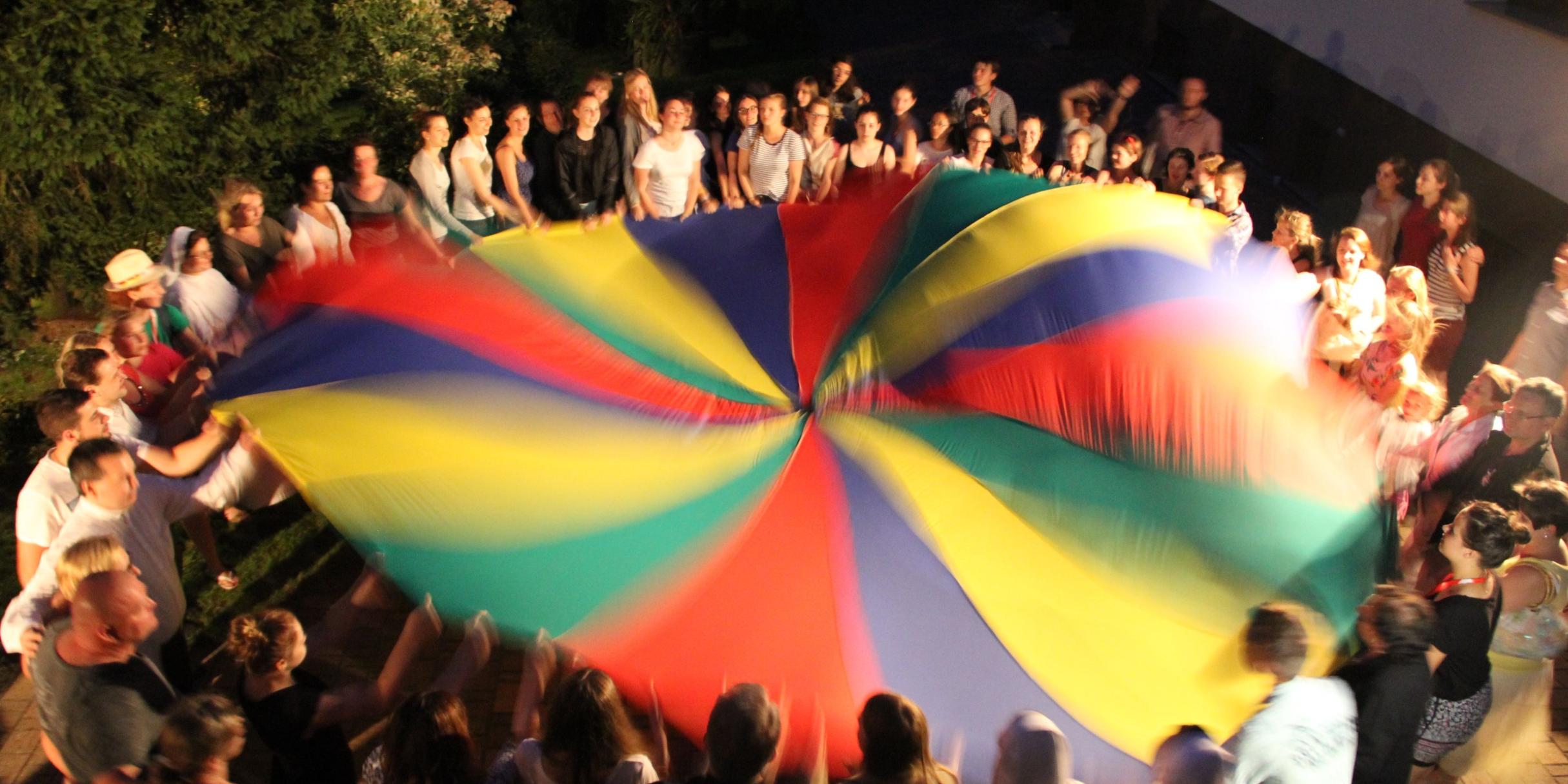 Menschen mit Regenbogentuch