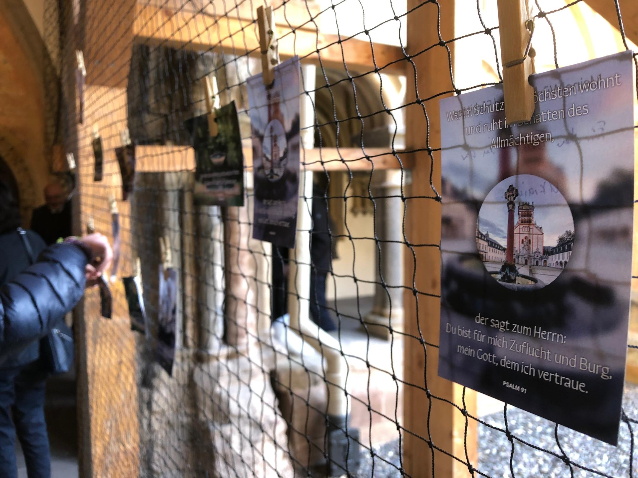 Bilder mit Aufschrift, mit Wäscheklammern an Zaun gehäftet