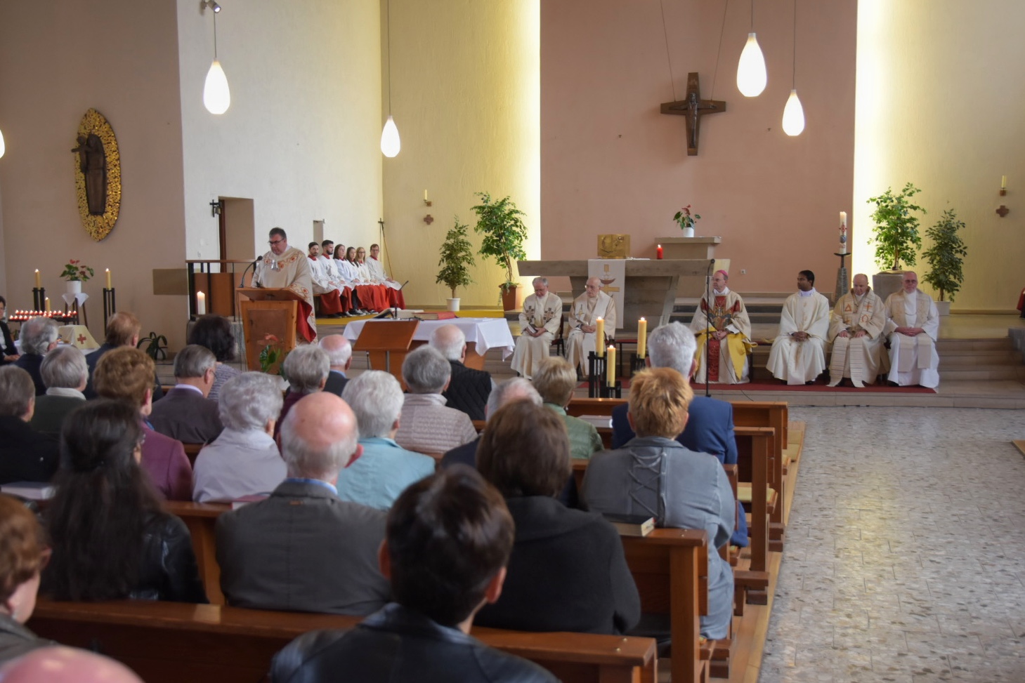 Menschen bei Gottesdienst