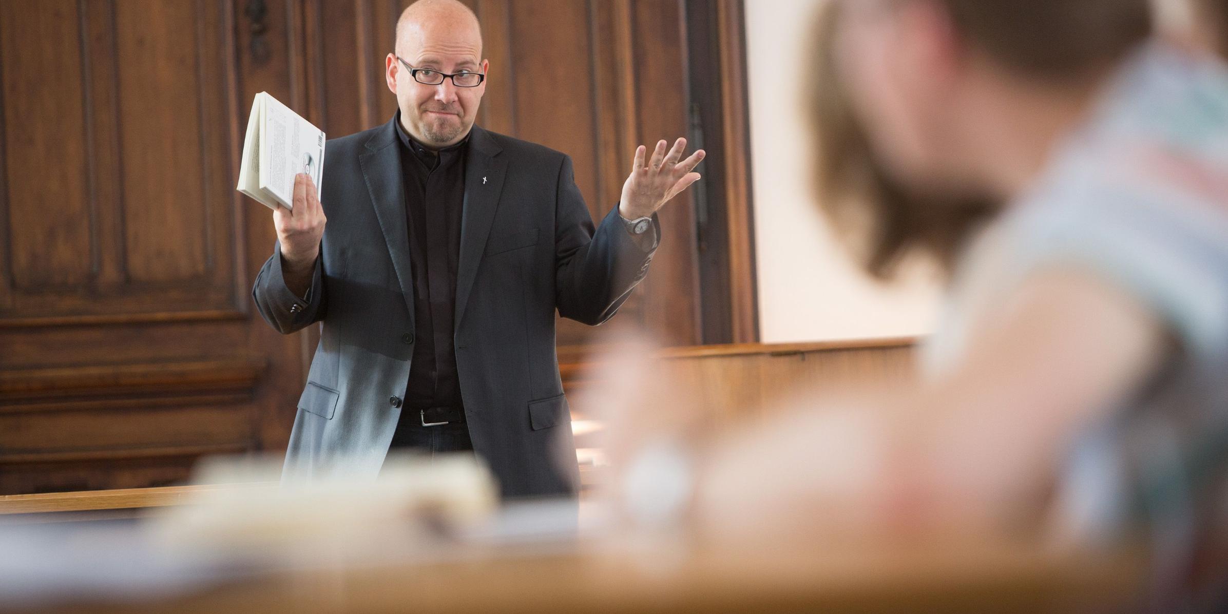 Subregens Oliver Laufer-Schmitt mit Buch in der Hand