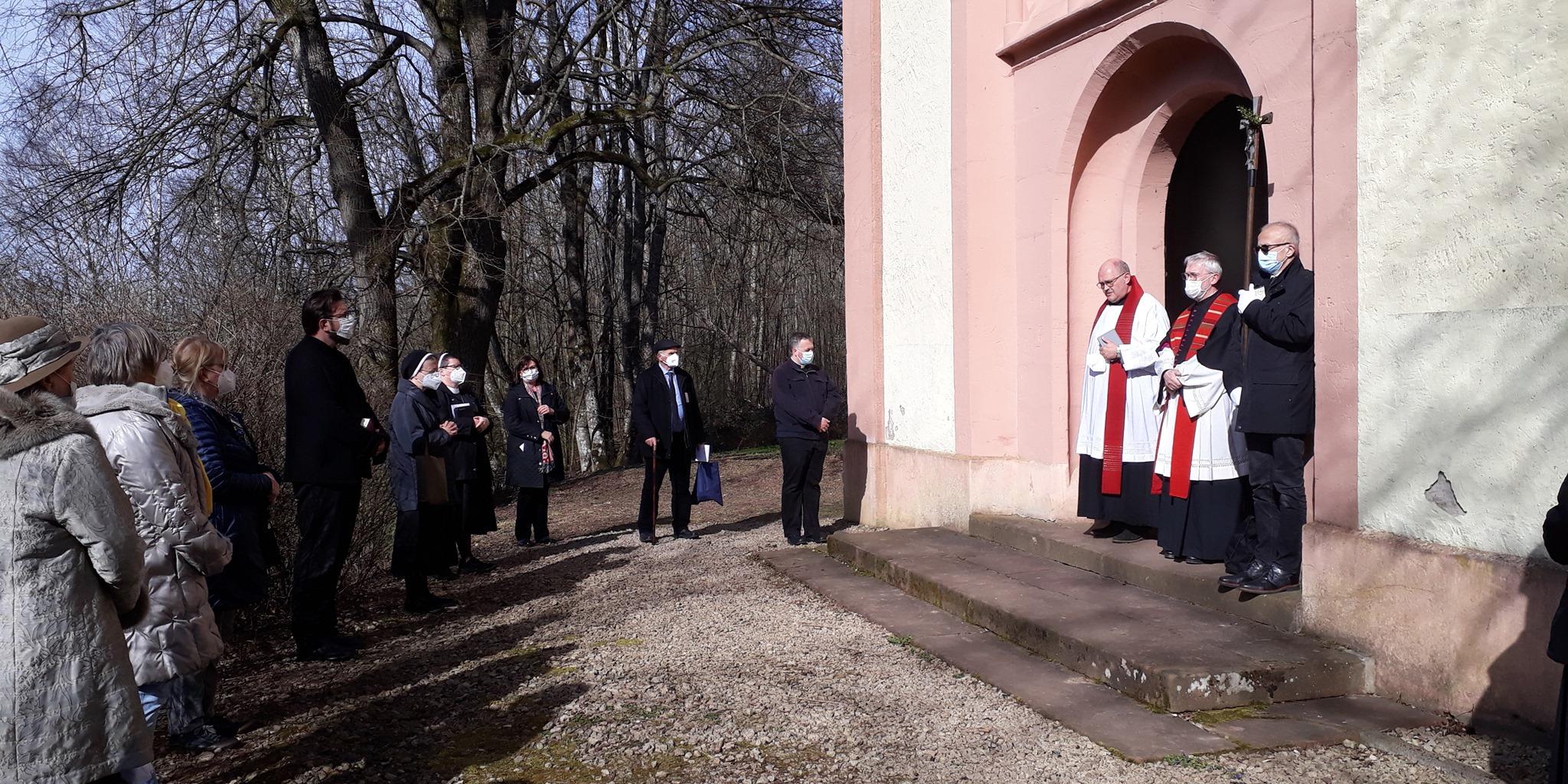 Gemeinsames Gebet an der Kapelle (Fotos. Marc Jeck)