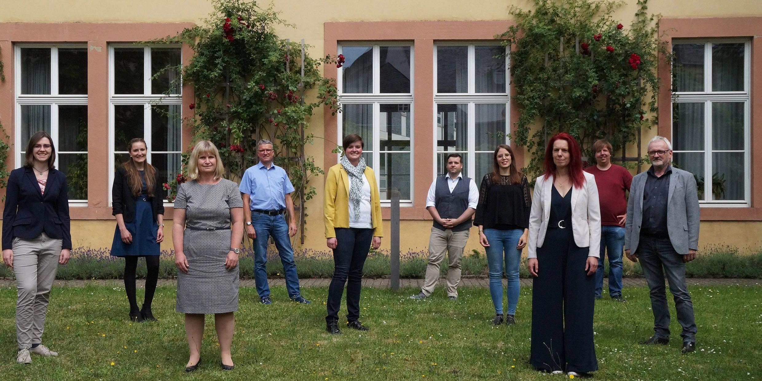 Gruppenfoto der neuen pastoralen Mitarbeiterinnen und Mitarbeiter mit den Ausbildungsleitern Steffen Stutz (vierter von links) und Herbert Tholl (erster von rechts). Foto: Cüppers/Paulinus