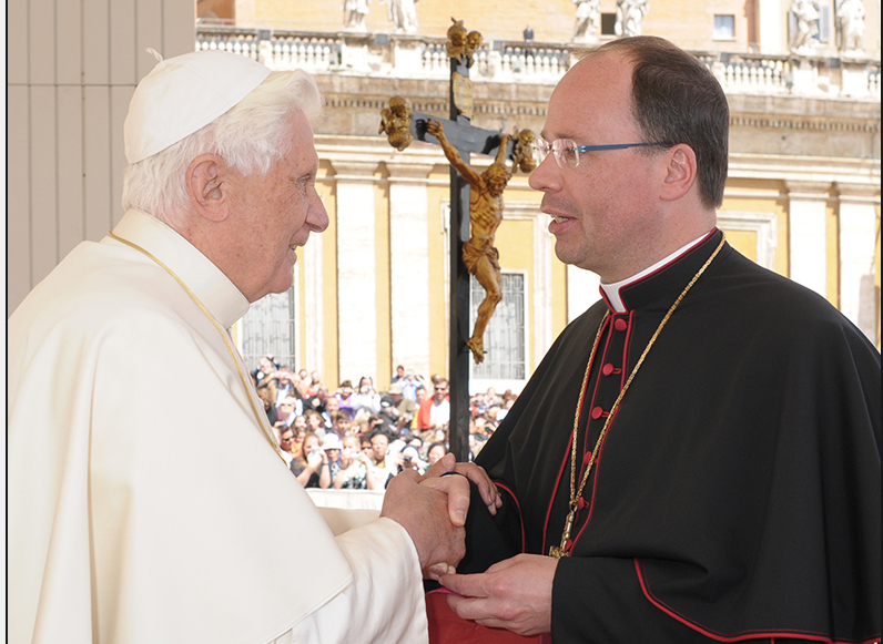 Bischof Ackermann und Papst em. Benedikt XVI. 2009 in Rom (Archivfoto: KNA)
