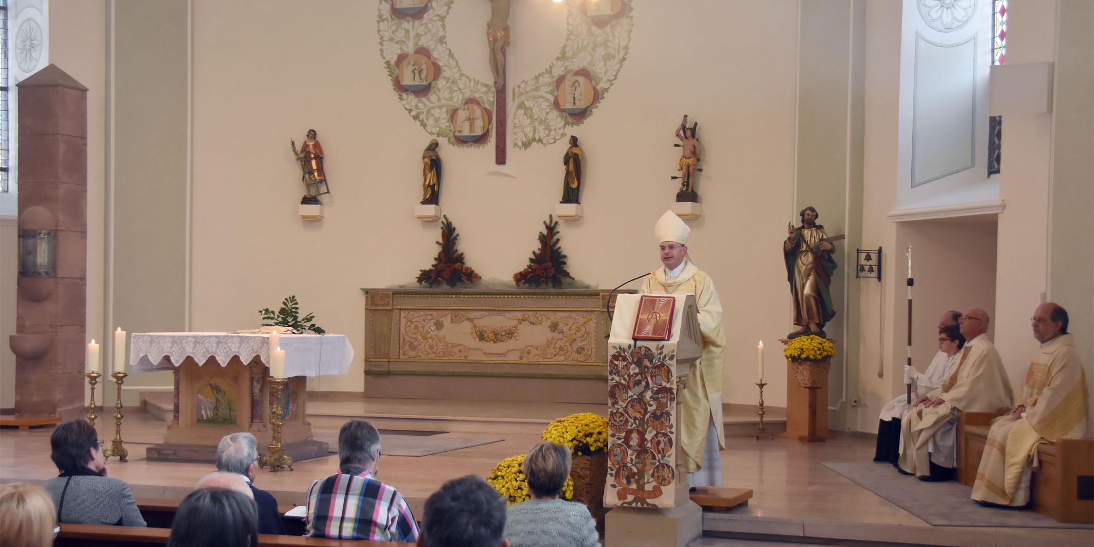 Weihbischof Robert Brahm beim Festgottesdienst des 200. Jubiliäums der Pfarrkirche in Wadern