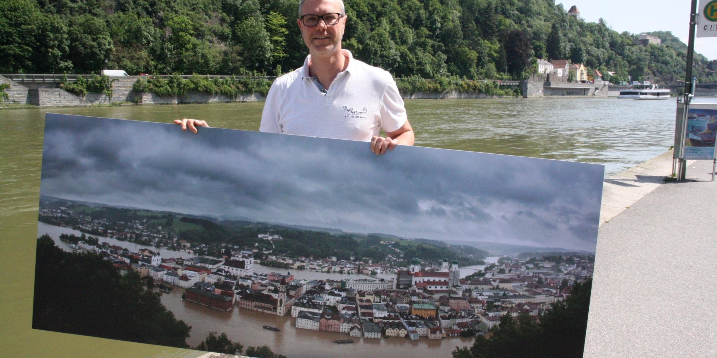Mario Götz mit einem Foto vom Hochwasser (Foto: privat)