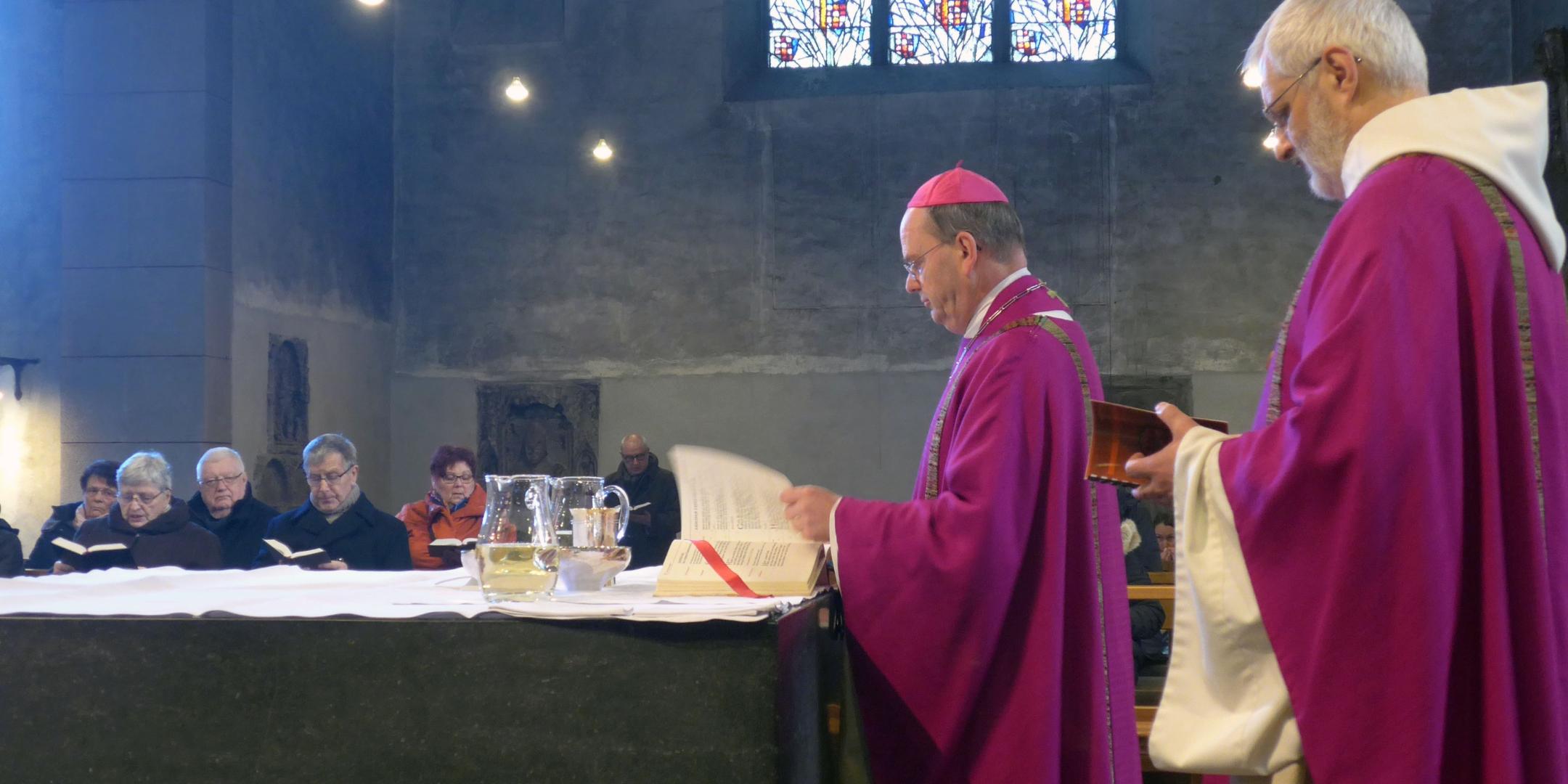 Weihbischof Robert Brahm und Abt Ignatius zelebrierten den Gottesdienst.