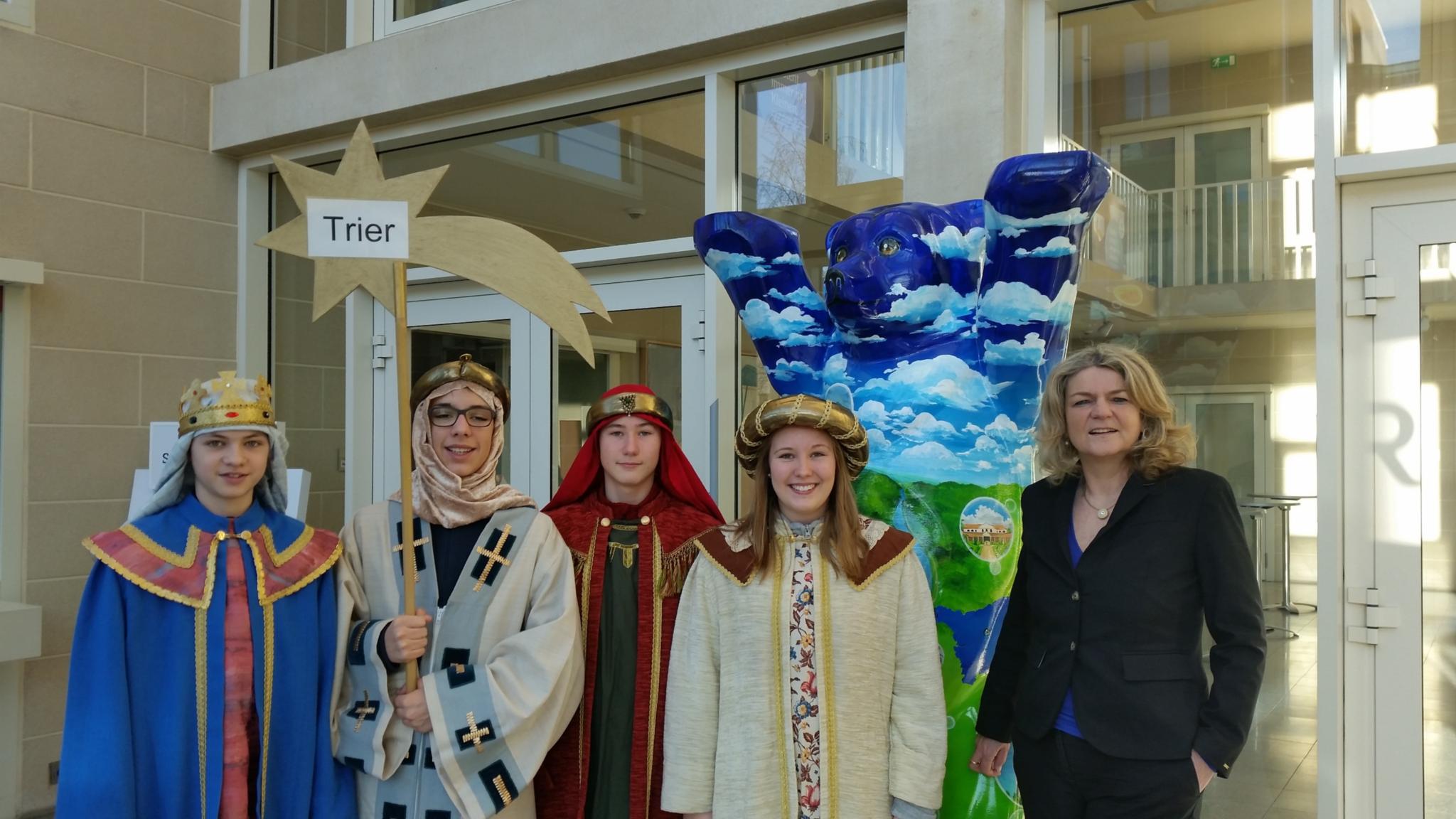 Vor der Landesvertretung des Saarlands in Berlin mit der Büroleiterin Kerstin Kowol. [Foto: Judith Weber]