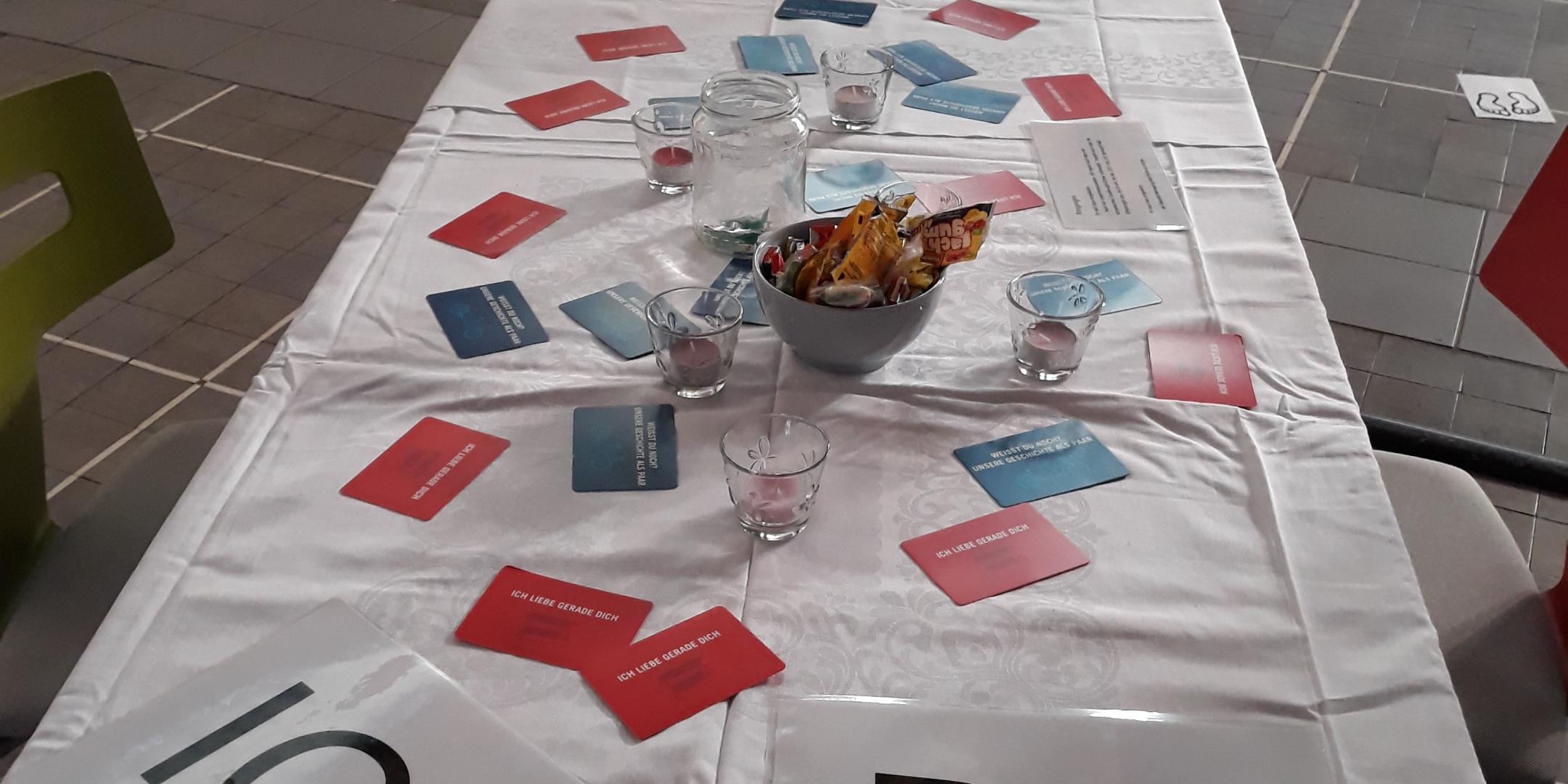 Am Valtentinstag können in der Jugendkirche eli.ja in Saarbrücken Paare bei einem Stationengang ihrer Liebe auf die Spur kommen. Foto: Rebecca Benahmed