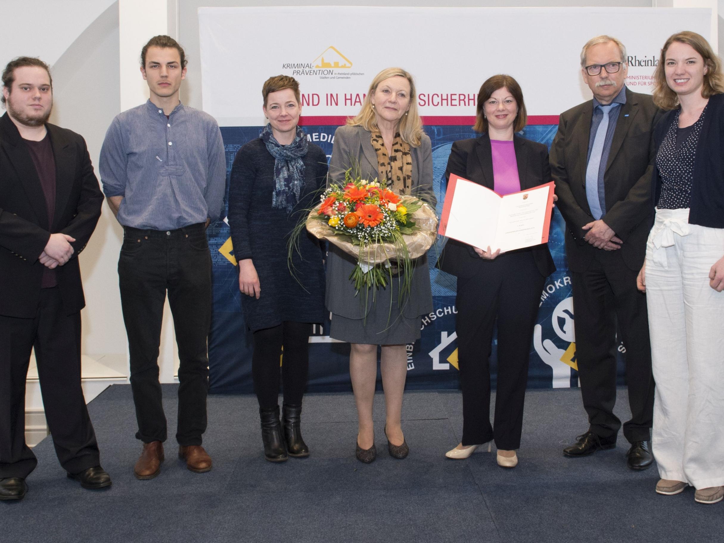 (vlnr.) Alois C. Kaufmann und Florian Leible (haben das Spiel mit weiteren Studenten umgesetzt), Ulrike Laux, Birgit Wald (Fachstelle Kinder- und Jugendschutz), Staatssekretärin Nicole Steingaß, der Vorsitzende des Landespräventionsrates Rheinland-Pfalz, Wolfgang van Vliet und Eva Maren Römheld (Fachstelle Kinder- und Jugendschutz) (Foto: MDI/Peter Pulkowski)