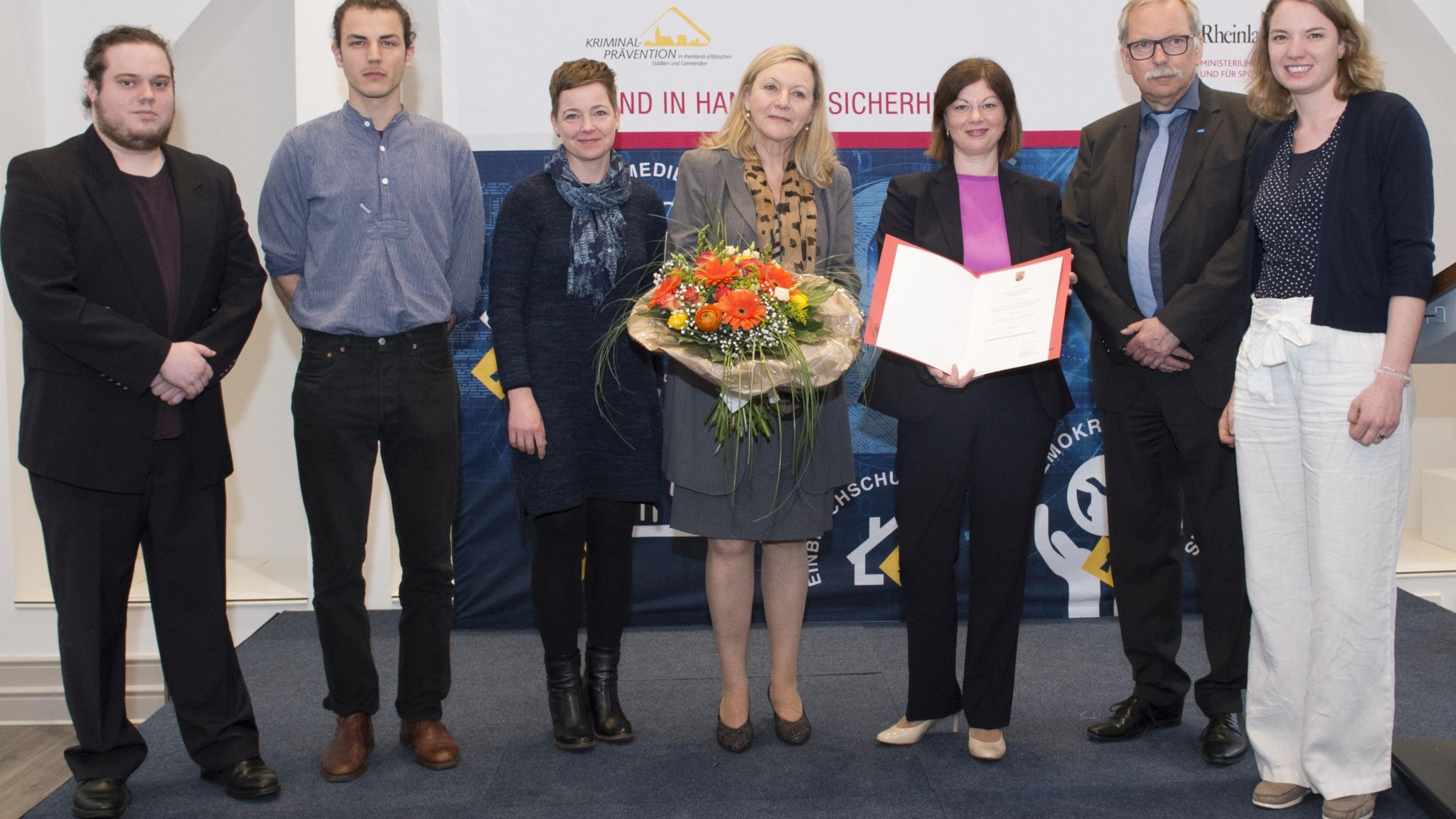 (vlnr.) Alois C. Kaufmann und Florian Leible (haben das Spiel mit weiteren Studenten umgesetzt), Ulrike Laux, Birgit Wald (Fachstelle Kinder- und Jugendschutz), Staatssekretärin Nicole Steingaß, der Vorsitzende des Landespräventionsrates Rheinland-Pfalz, Wolfgang van Vliet und Eva Maren Römheld (Fachstelle Kinder- und Jugendschutz) (Foto: MDI/Peter Pulkowski)