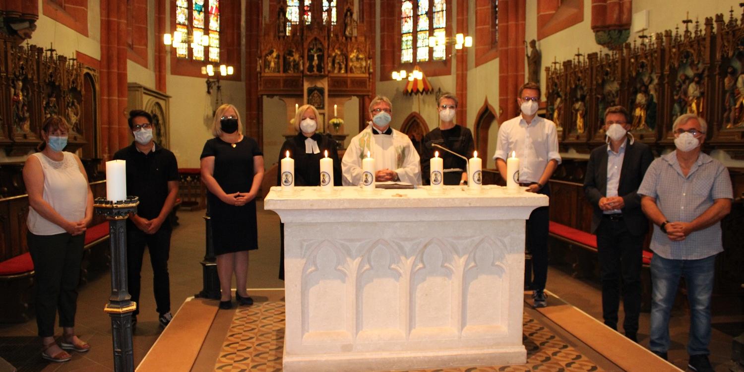 Die Mitwirkenden des Gottesdienstes: (v.l.) Nicole Schumacher (Christliche Hospizhilfe), Marcel Aische (Marienhaus-Klinikum), Tanja Berberich (Hospital), Pfarrerin Christine Unrath (ev.), Pastor Klaus Leist (kath.), Heike Boullion (Freie Kirche), Peter Schön (Lebenshilfe), Peter Klär (Bürgermeister), Henning Gramlich (Pfarreienrat St. Wendel) Foto: evks/Eulenstein