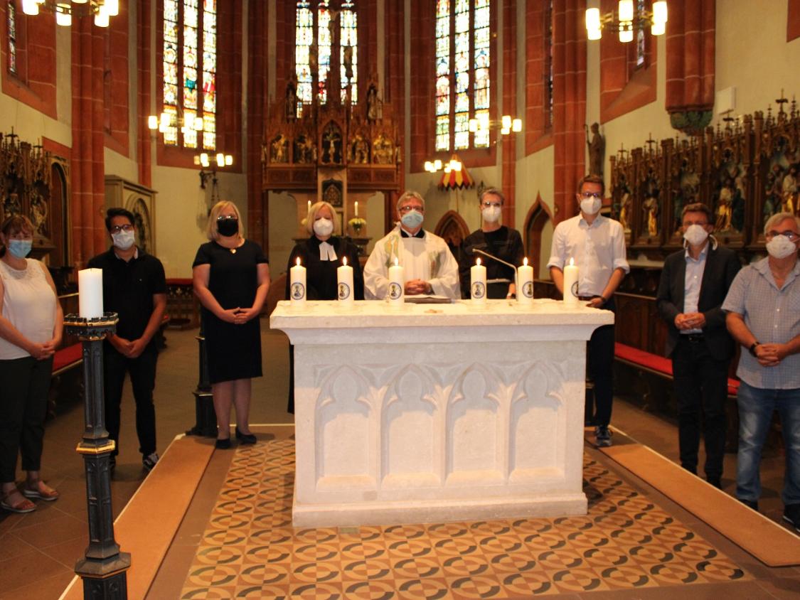 Die Mitwirkenden des Gottesdienstes: (v.l.) Nicole Schumacher (Christliche Hospizhilfe), Marcel Aische (Marienhaus-Klinikum), Tanja Berberich (Hospital), Pfarrerin Christine Unrath (ev.), Pastor Klaus Leist (kath.), Heike Boullion (Freie Kirche), Peter Schön (Lebenshilfe), Peter Klär (Bürgermeister), Henning Gramlich (Pfarreienrat St. Wendel) Foto: evks/Eulenstein