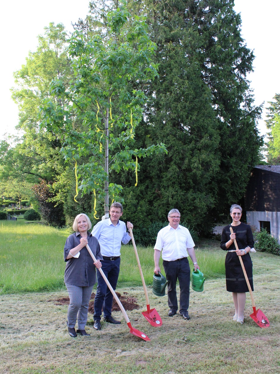 Pfarrerin Christine Unrath, Bürgermeister Peter Klär, Pastor Klaus Leist und Gemeindeleiterin Heike Boullion mit dem frisch gepflanzten Bäumchen Foto: evks/Eulenstein