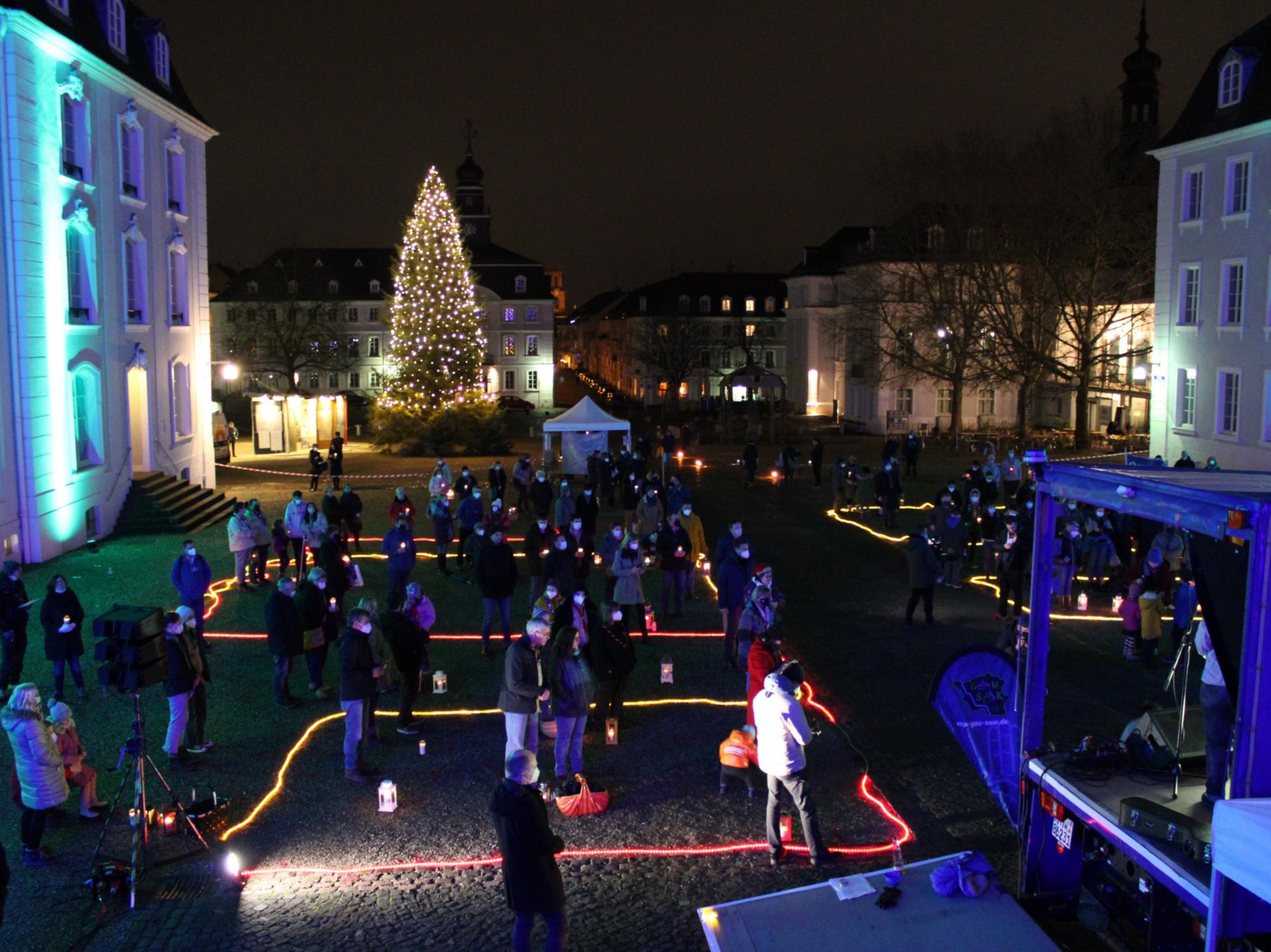 Die saarländischen PfadfinderInnenverbände haben das Friedenslicht aus Bethlehem im Saarland verteilt. Die zentrale Aussendefeier fand am Sonntag auf dem Saarbrücker Schlossplatz statt. Foto: evks/Eulenstein