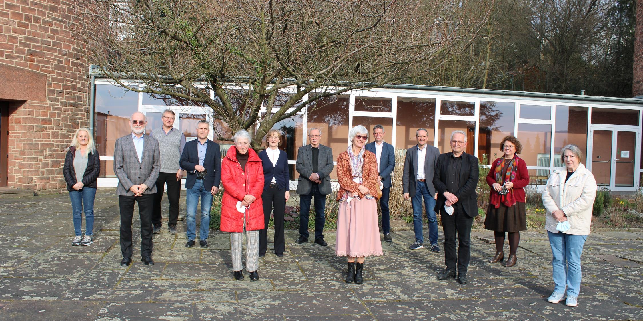 BU: Die geistlichen Initiatoren des Projekts Pfarrer Manfred Kostka (Katholische Pfarrerei St. Johann, 2.v.l.), Pfarrer Joachim Wörner (Ev. Kirchengemeinde St. Johann, 4.v.r.) und Pfarrer Horst Gaevert (Ev. Kirchengemeinde Völklingen-Warndt, 3.v.r.) zusammen mit Waltraud Kraft (cts Saarbrücken, 6.v.l.) sowie Vertreterinnen und Vertretern der beteiligten Einrichtungen und Trägern sowie ehrenamtlichen Mitarbeiterinnen Foto: evks/Eulenstein Von den Initiatoren fehlt auf dem Foto Pfarrer Axel Maria Kraus.