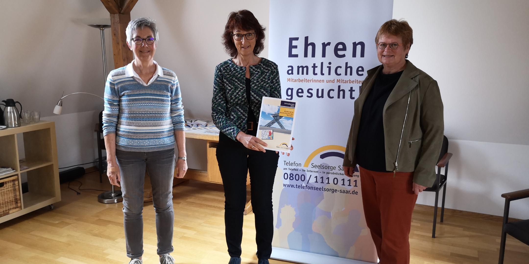 Annette Schoenen, Heidrun Mohren-Dörrenbächer und Friederike Walla von der evangelisch-katholischen Telefonseelsorge Saar stellen den Jahresbericht vor. Foto: Rieke Eulenstein/ekir