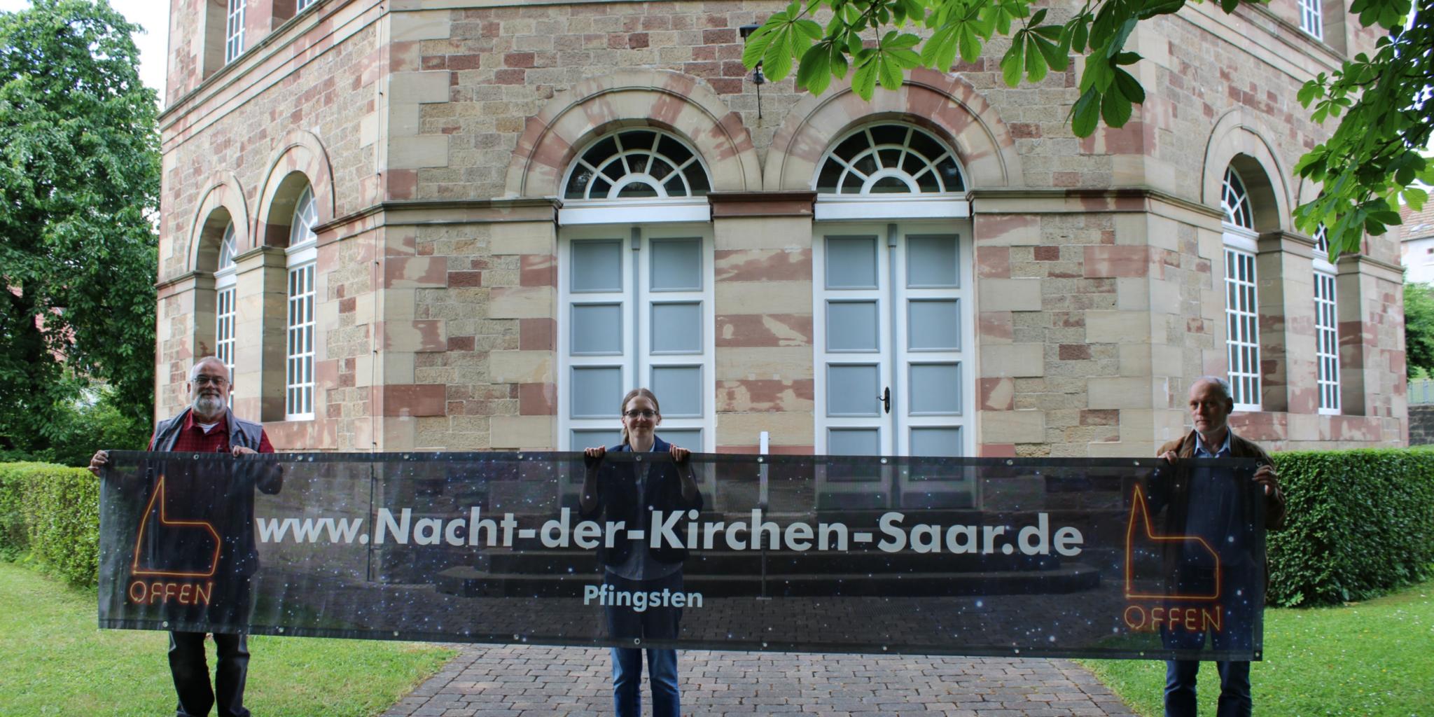 Werne Johann (Schinkelkirche Bischmisheim), Rieke Eulenstein (Ev. Kirchenkreise) und Oliver Hilt (St. Agatha Kleinblittersdorf) freuen sich auf die Nacht der Kirchen Saar an Pfingstsonntag, Foto: evks
