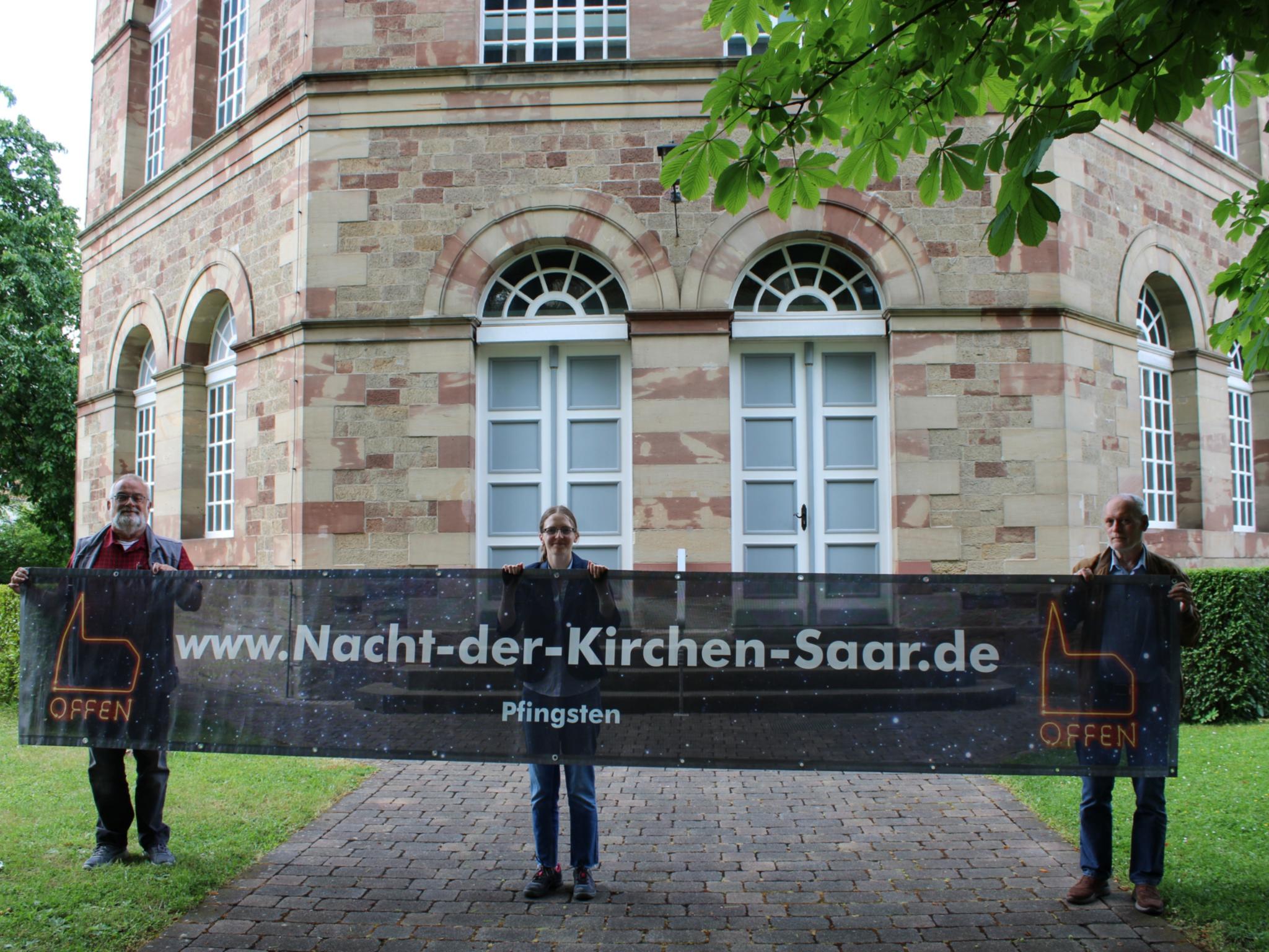 Werne Johann (Schinkelkirche Bischmisheim), Rieke Eulenstein (Ev. Kirchenkreise) und Oliver Hilt (St. Agatha Kleinblittersdorf) freuen sich auf die Nacht der Kirchen Saar an Pfingstsonntag, Foto: evks