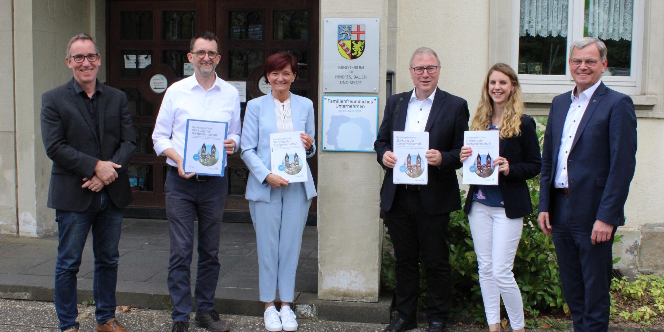 Stellten den neuen Handlungsleitfaden vor: Dr. Georg Breitner (Leiter des Landesdenkmalamtes), Bauminister Reinhold Jost, Ordinariatsdirektorin Katja Göbel, Superintendent Christian Weyer, Sandra Kölle (Ministerium) und Generalvikar Dr. Ulrich Graf von Plettenberg. Foto: Rieke Eulenstein/evks