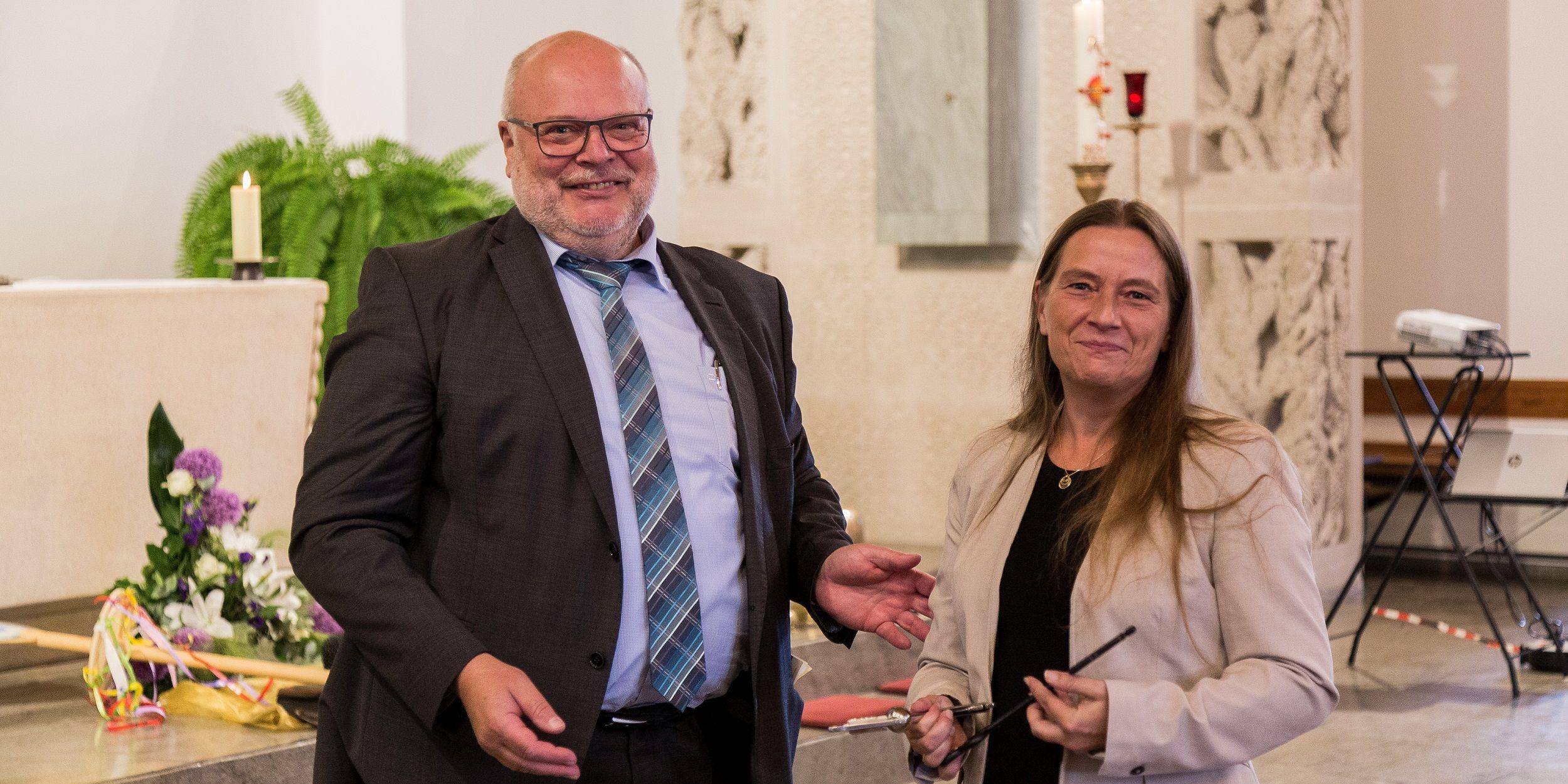 Beim Festakt übergab Stefan Mathy die symbolischen Schlüssel zu den Jugendhilfeeinrichtungen in Aach und Plein an seine langjährige Mitarbeiterin Heike Marxen, die die Leitung der Häuser übernimmt. (Foto: privat)