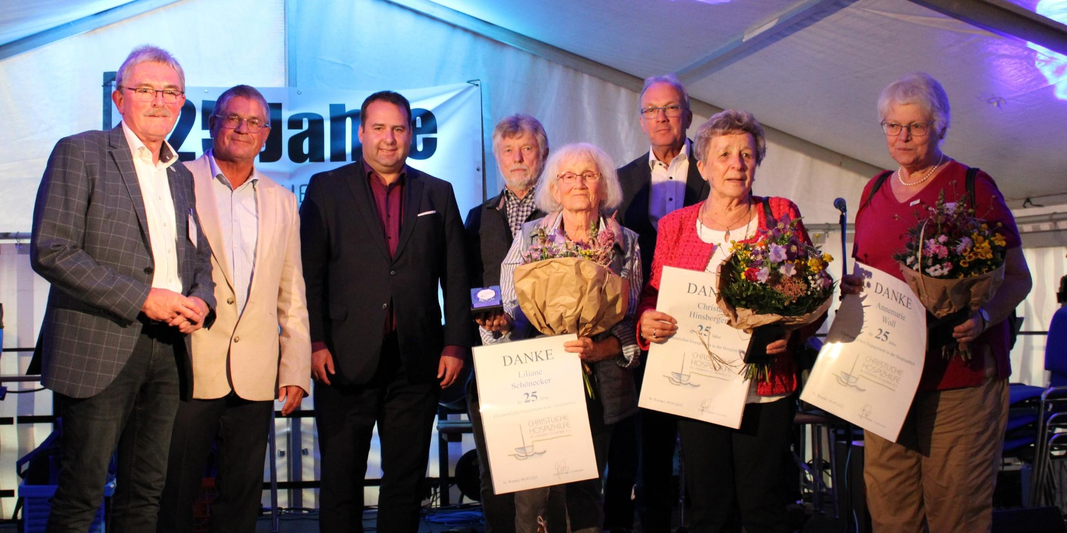 Gerhard Koepke (Vorsitzender Christl. Hospizhilfe), Paul Herrlein (Vorsitzender LAG Hospiz Saar), Minister Magnus Jung, Ehrenamtlichensprecher Josef Colling und Landrat Udo Recktenwald (3.v.r.) mit den drei Hospizbegleiterinnen der ersten Stunde (v.l.): Foto: Rieke Eulenstein/evks