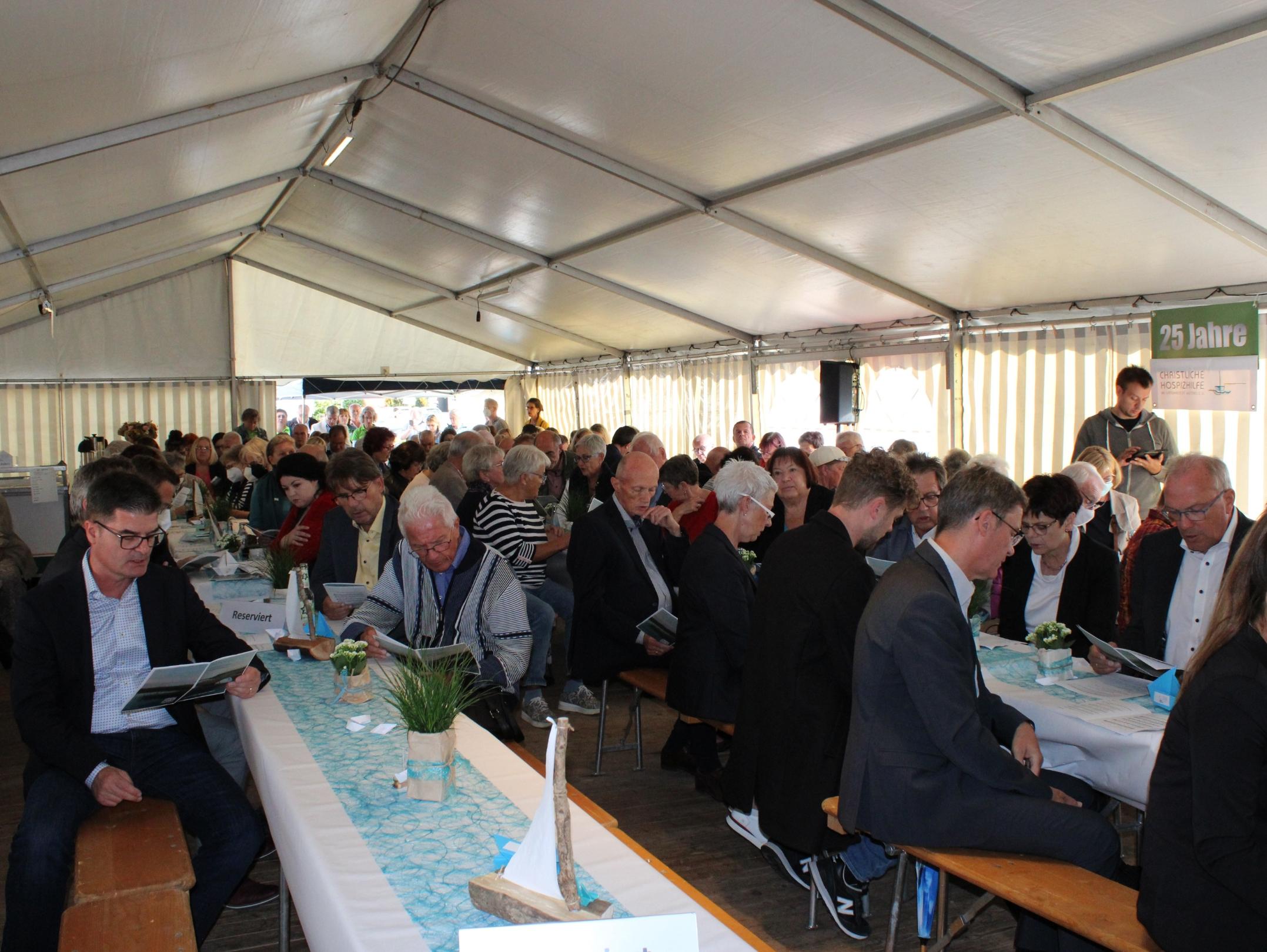 Unter den Ehrengästen im fast vollbesetzten Festzelt waren auch Vertreter aus Politik und Gesellschaft. Foto: Eulenstein/evks