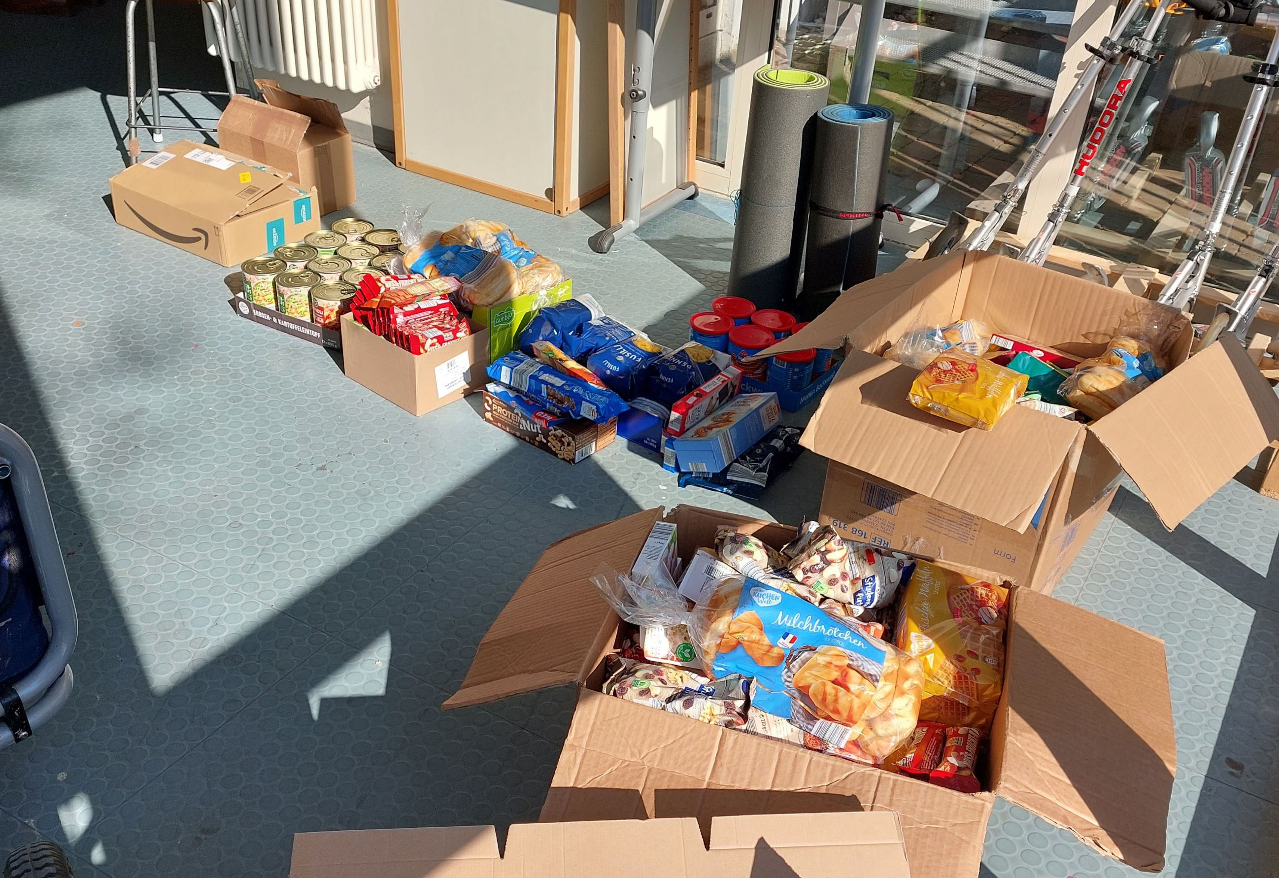 Die gespendeten Sachen wurden sortiert und in Kisten verpackt. (Foto: Förderschule St. Josef)