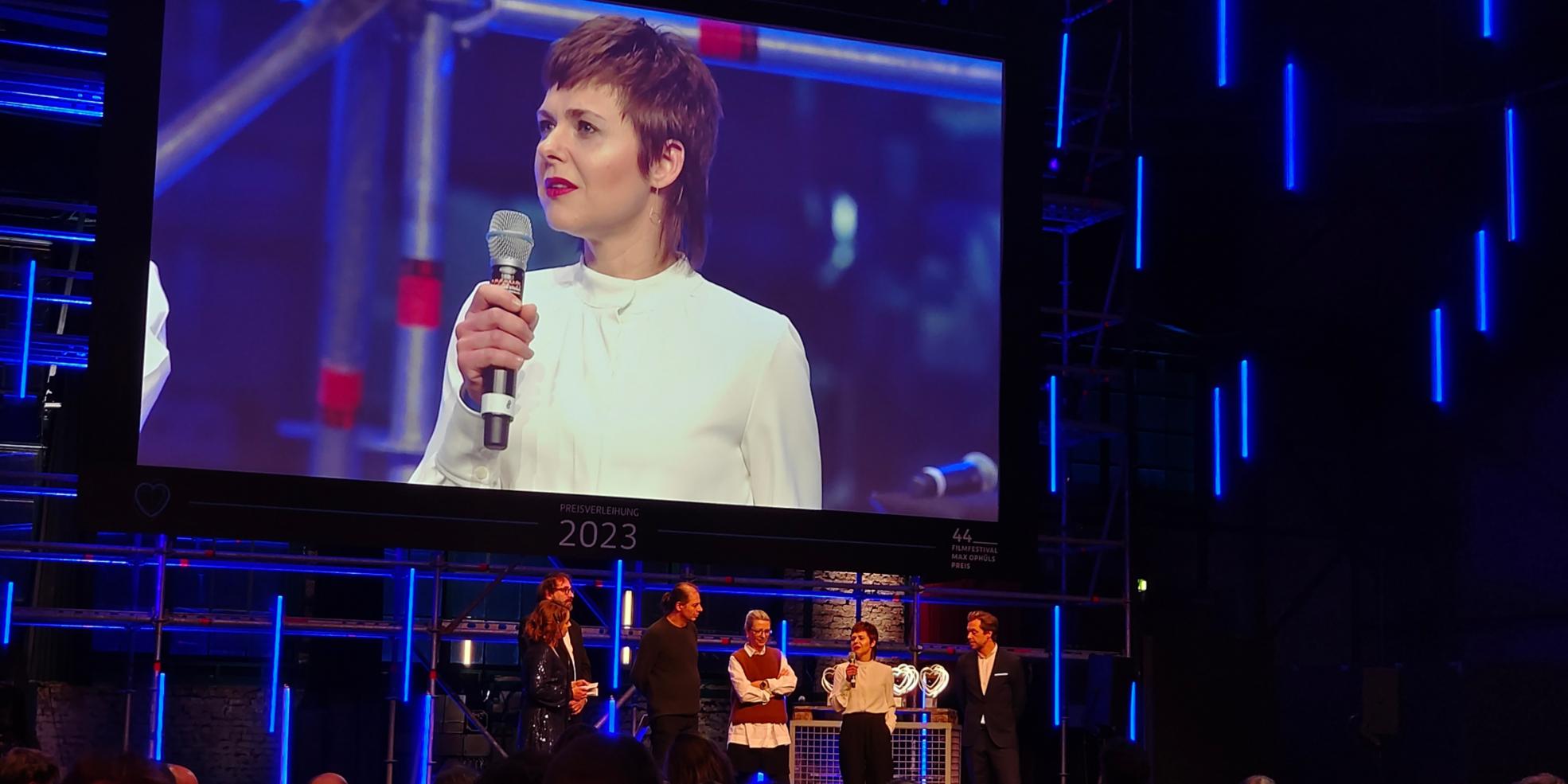 Die Ökumenische Jury beim Max-Ophüls-Filmfestival 2023, Preisverleihung im E-Werk (im Screen das saarländische Jury-Mitglied Sabrina Maas) (v.l.), Foto: Wolf-Dieter Scheid