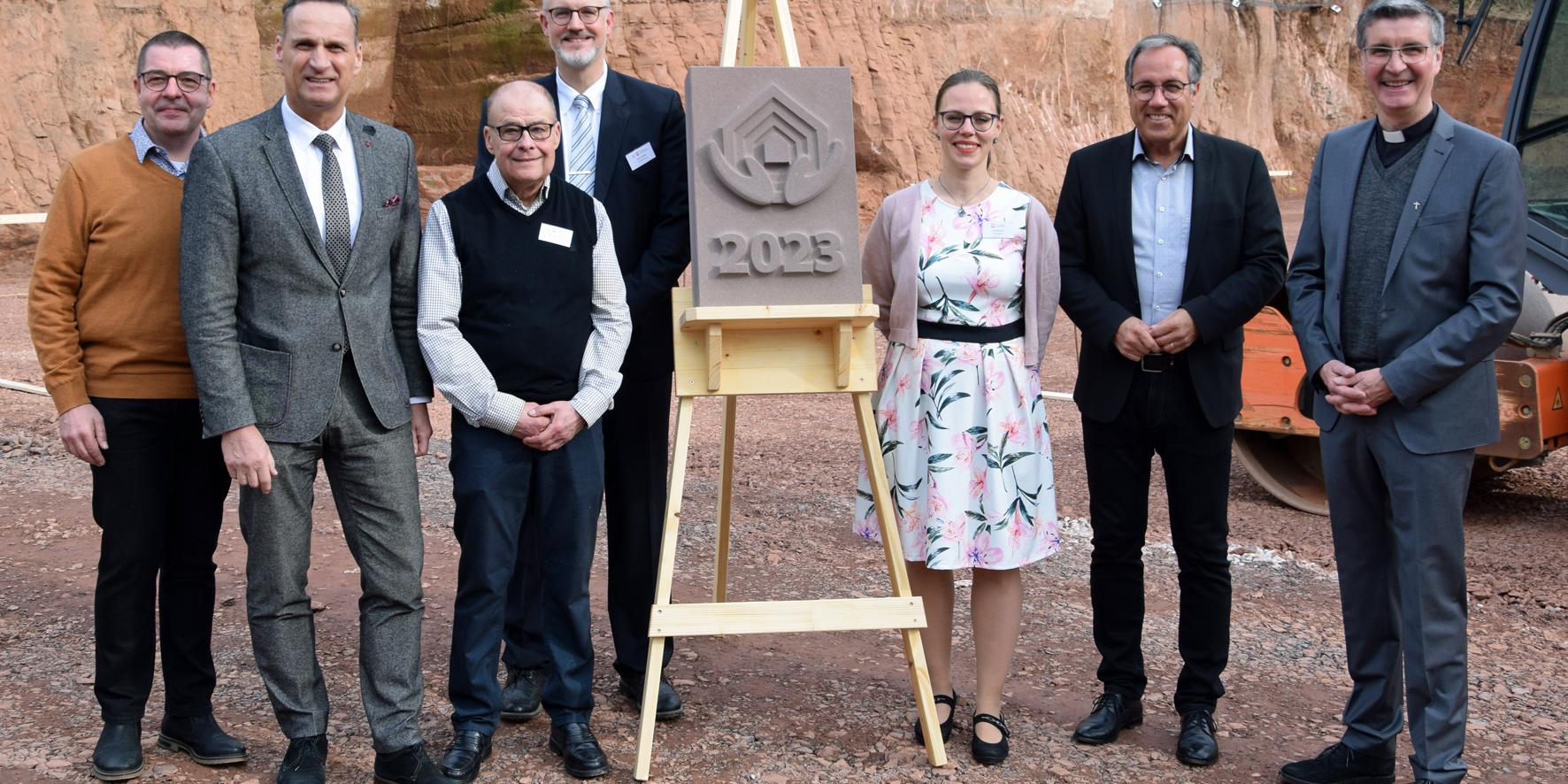 Nach der Einsegnung des Grundsteins (von links): Pflegedienstleiter Edgar Heckel, Bürgermeister Joachim Rodenkirch, Michael Aurich (Pfarrei Im Wittlicher Tal St. Anna), Geschäftsführer Oliver Winter, Projektleiterin Hanne Benz, Landrat Gregor Eibes, Dekan Matthias Veit (Foto: privat)