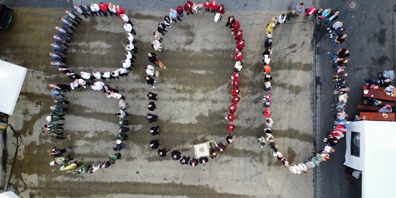 Bei der Abschlussveranstaltung stellten sich alle Personen, die beim Festzug dabei waren, zu einer 800 auf. Foto: Nadine Kreuser