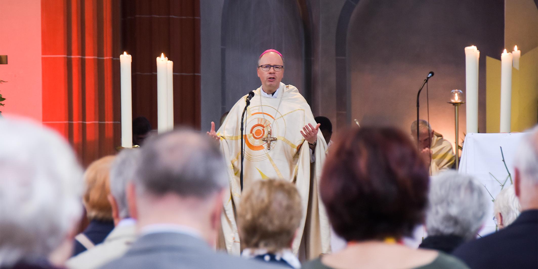 Bischof Ackermann während des Pontifikalamts in der Kirche St. Jakobus zum 25-jährigen Jubiläum des St. Jakobus Hospizes.