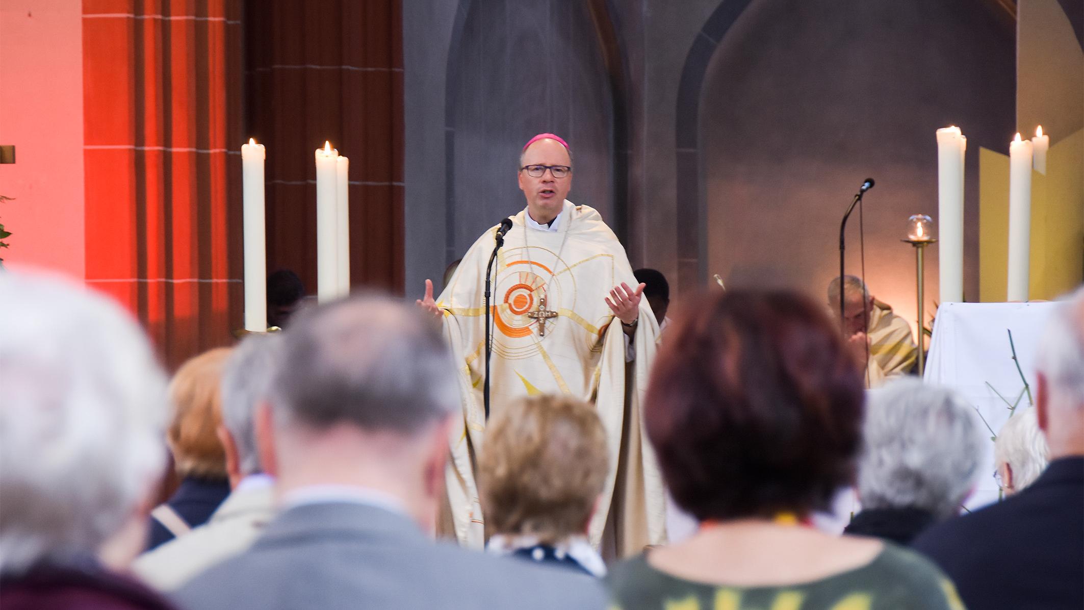 Bischof Ackermann während des Pontifikalamts in der Kirche St. Jakobus zum 25-jährigen Jubiläum des St. Jakobus Hospizes.