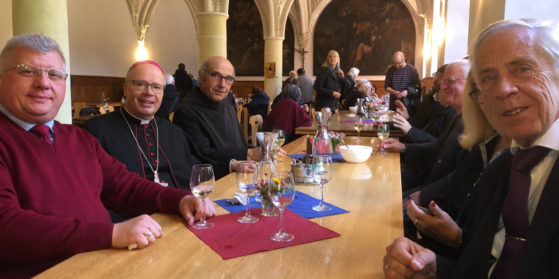 Gemütliches Beisammensein beim Jubiläumsfest (Fotos: Inge Hülpes/Bistum Trier)
