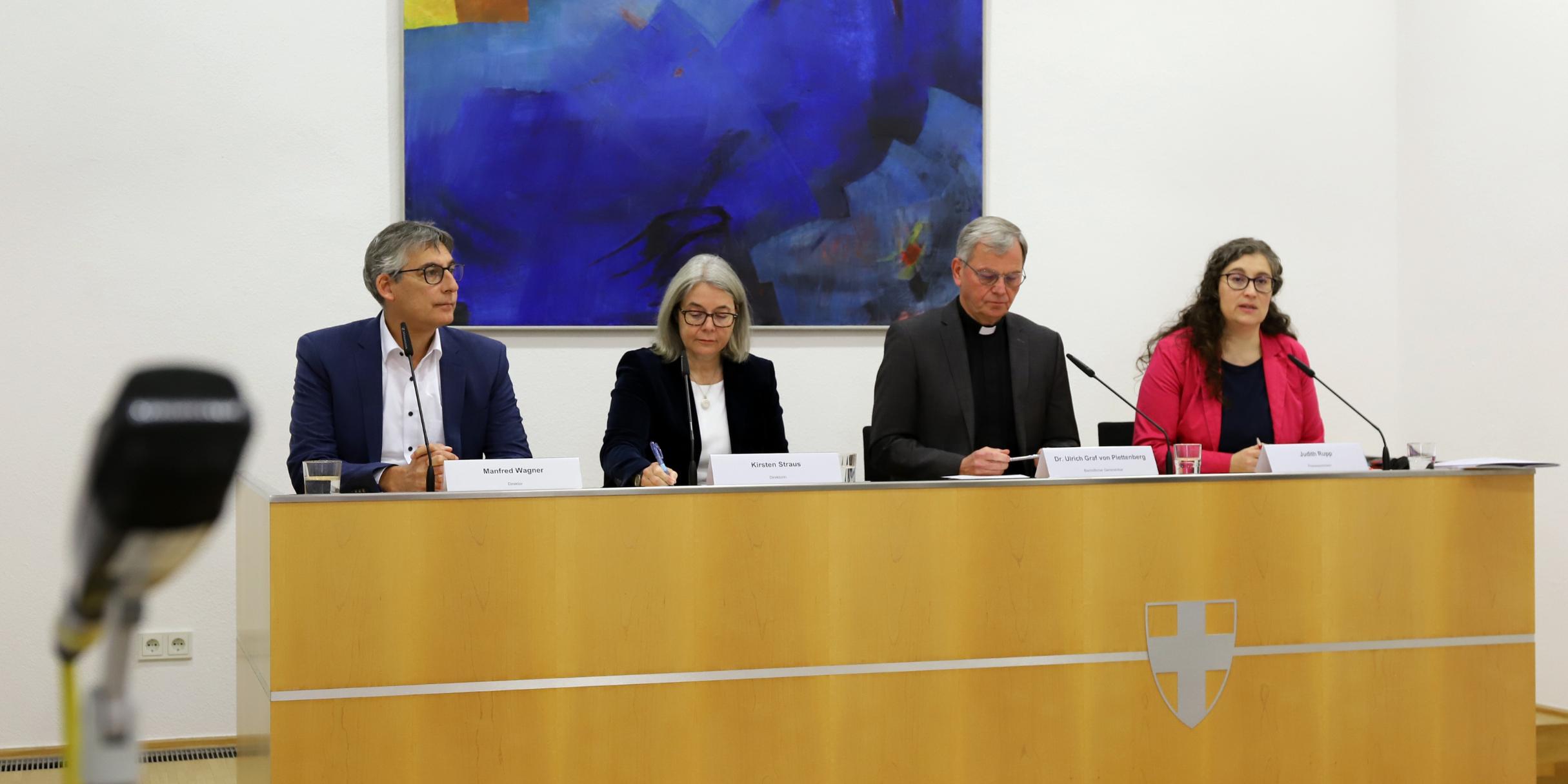 vlnr. Direktor Manfred Wagner, Direktorin Kirsten Straus, Generalvikar Dr. Ulrich Graf von Plettenberg und Pressesprecherin Judith Rupp (Foto: Inge Hülpes/Bistum Trier)