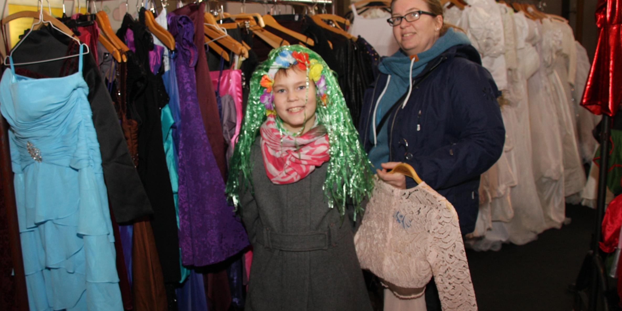 Auch das Shoppen von Secondhand-Kleidung kann Spaß machen und vor allem die Fantasie anregen.