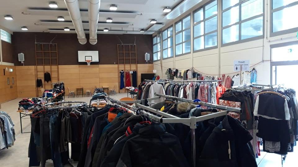 Lederjacken, T-Shirts, Hosen, Hemden, Kinderbekleidung und viele modische Accessoires warteten auf neue Trägerinnen und Träger. Foto: privat