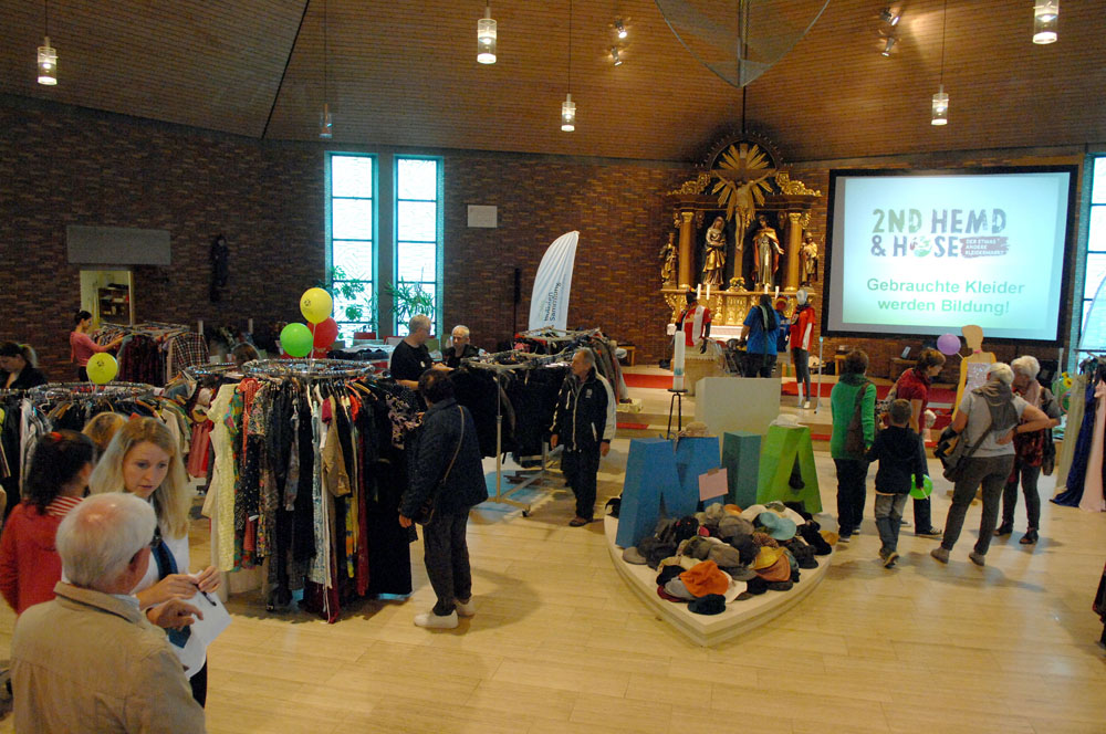 Ein großes Angebot an gebrauchter Kleidung wird in der Jugendkirche MIA präsentiert