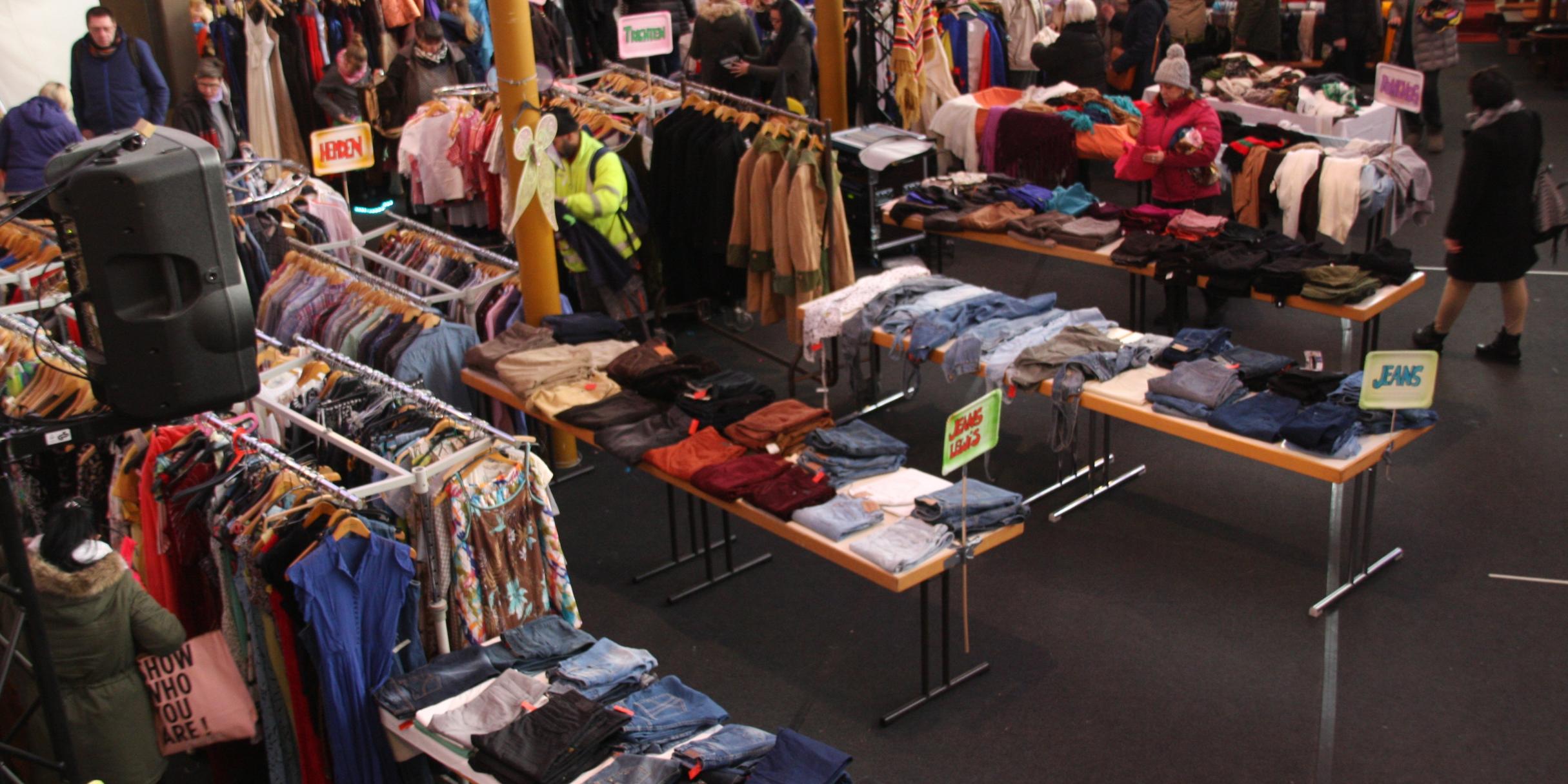 Neben originellen Vintage-Stücken werden auch alltagstaugliche Kinderbekleidung, Fanartikel, Pullis, Jacken und Taschenangeboten (Symbolfoto: X-Ground Koblenz)