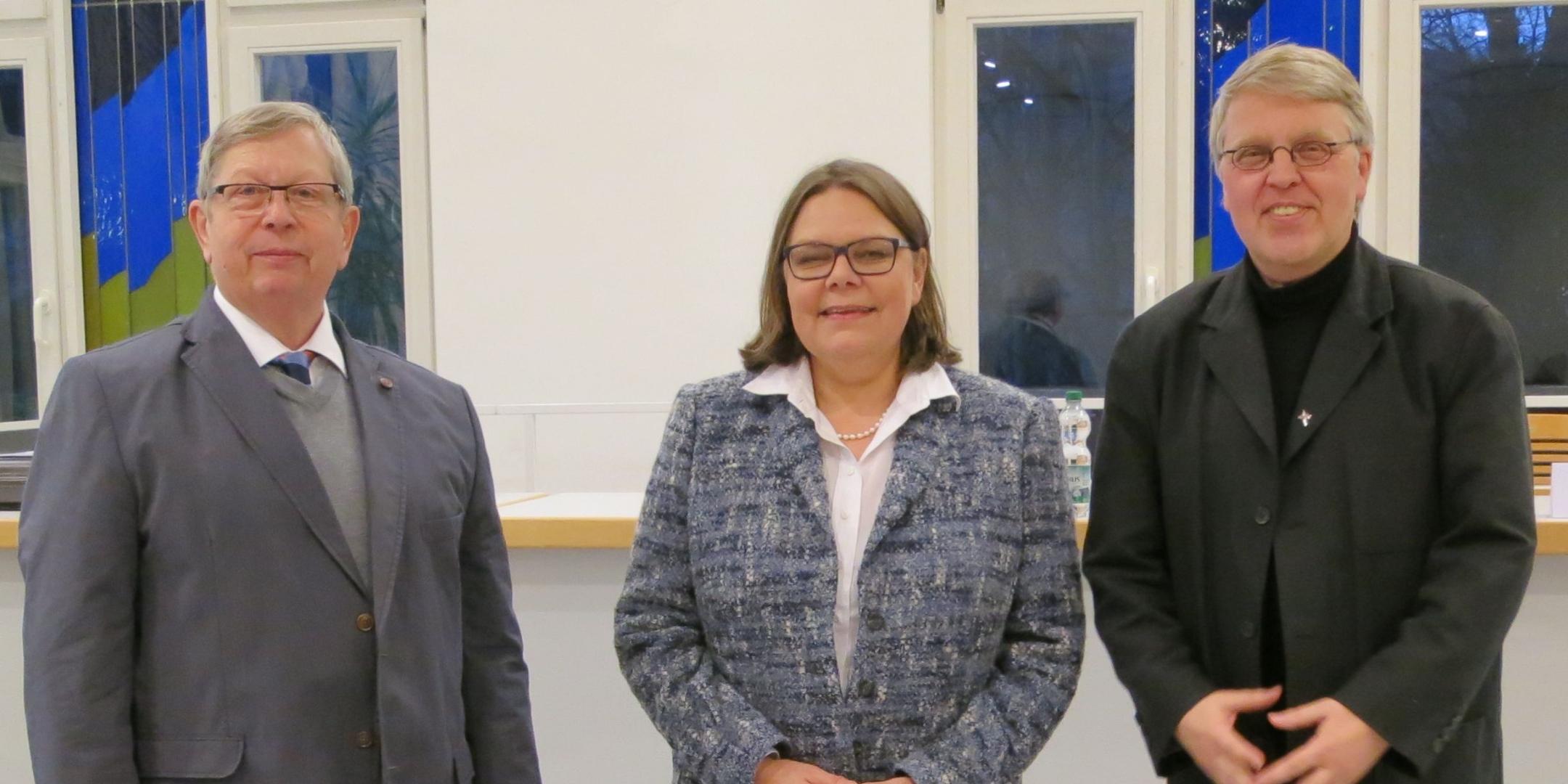 „Schmerz – muss er weg oder muss man versuchen mit ihm zu leben?“, dieser Frage stellten sich Diplompsychologe und Psychologischer Psychotherapeut aus Koblenz Josef Thümmel (links), und Prof. Dr. Erika Sirsch (Mitte). Prof. Dr. Paul Rheinbay SAC, Rektor der PTHV, moderierte die Diskussion. Foto: Breitbach