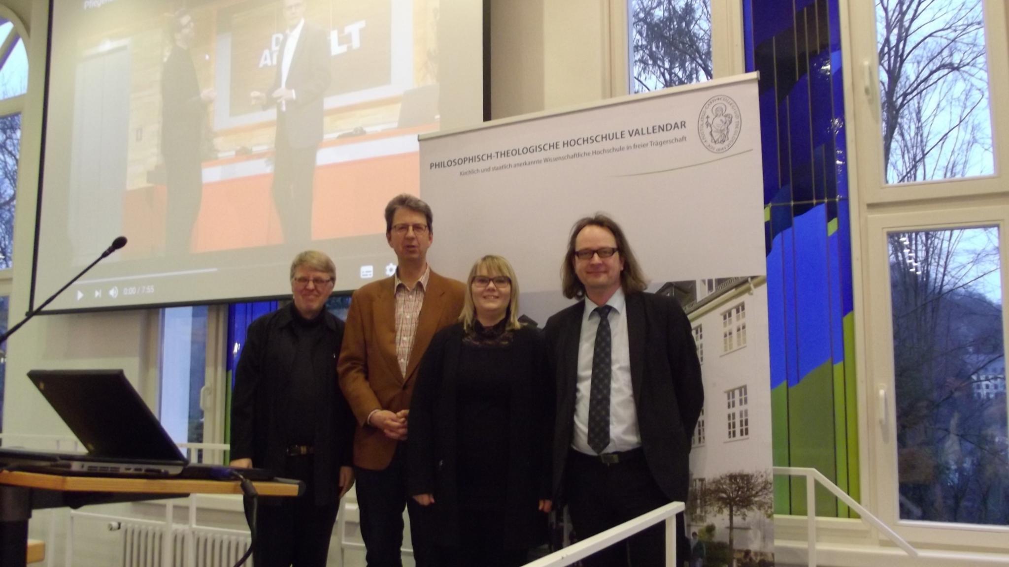 Prof. Dr. Paul Rheinbay SAC, Leiter des Instituts für Wissenschaftliche Weiterbildung an der Philosophisch-Theologischen Hochschule Vallendar und die Referenten Dr. Hanno Heil, Kathleen Schneider und Prof. Dr. Manfred Hülsken-Giesler (v. links).