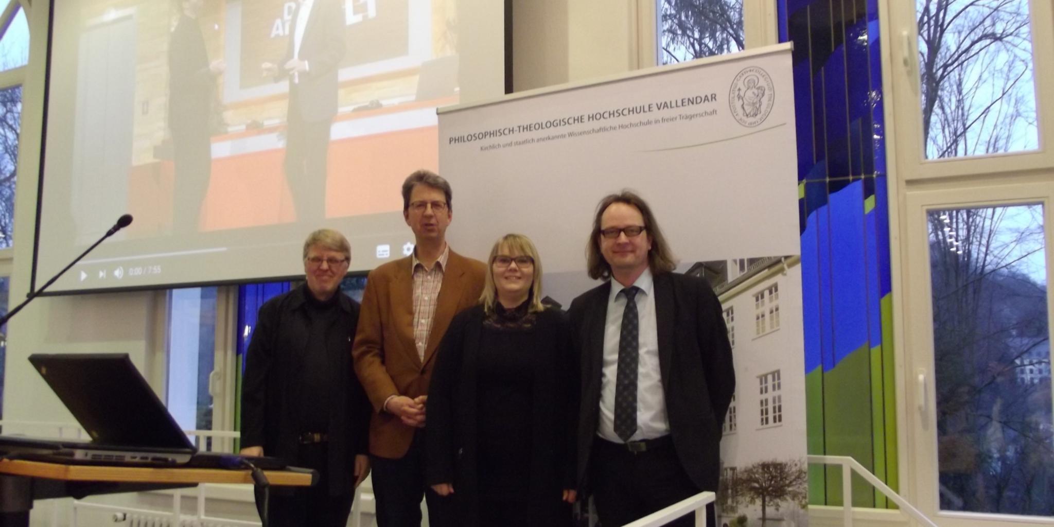 Prof. Dr. Paul Rheinbay SAC, Leiter des Instituts für Wissenschaftliche Weiterbildung an der Philosophisch-Theologischen Hochschule Vallendar und die Referenten Dr. Hanno Heil, Kathleen Schneider und Prof. Dr. Manfred Hülsken-Giesler (v. links).
