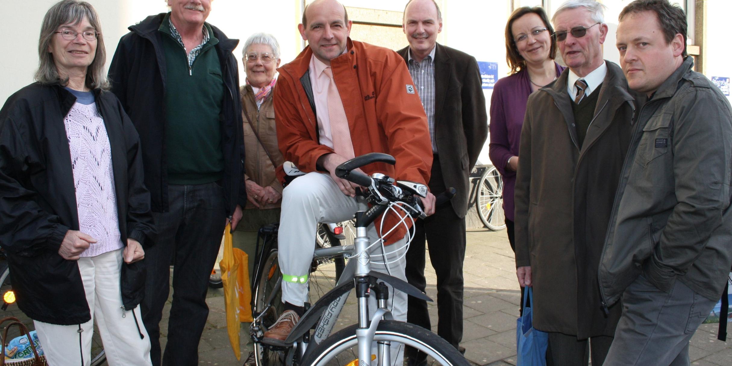 Der Vorsitzende der DKU, Hans-Gerd Wirtz (vierter von rechts) mit Teilnehmerinnen und Teilnehmern der Aktion Autofasten bei der Auswertung im Jahre 2011. Foto: Paulinus