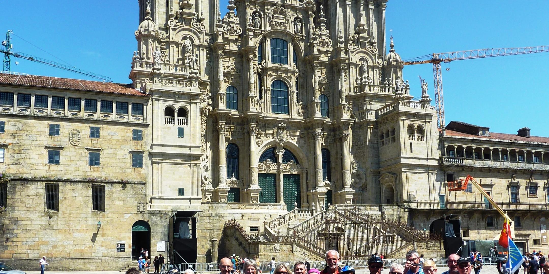 Die Pilgerinnen und Pilger am Ziel vor der Basilika von Santiago (Fotos: privat)