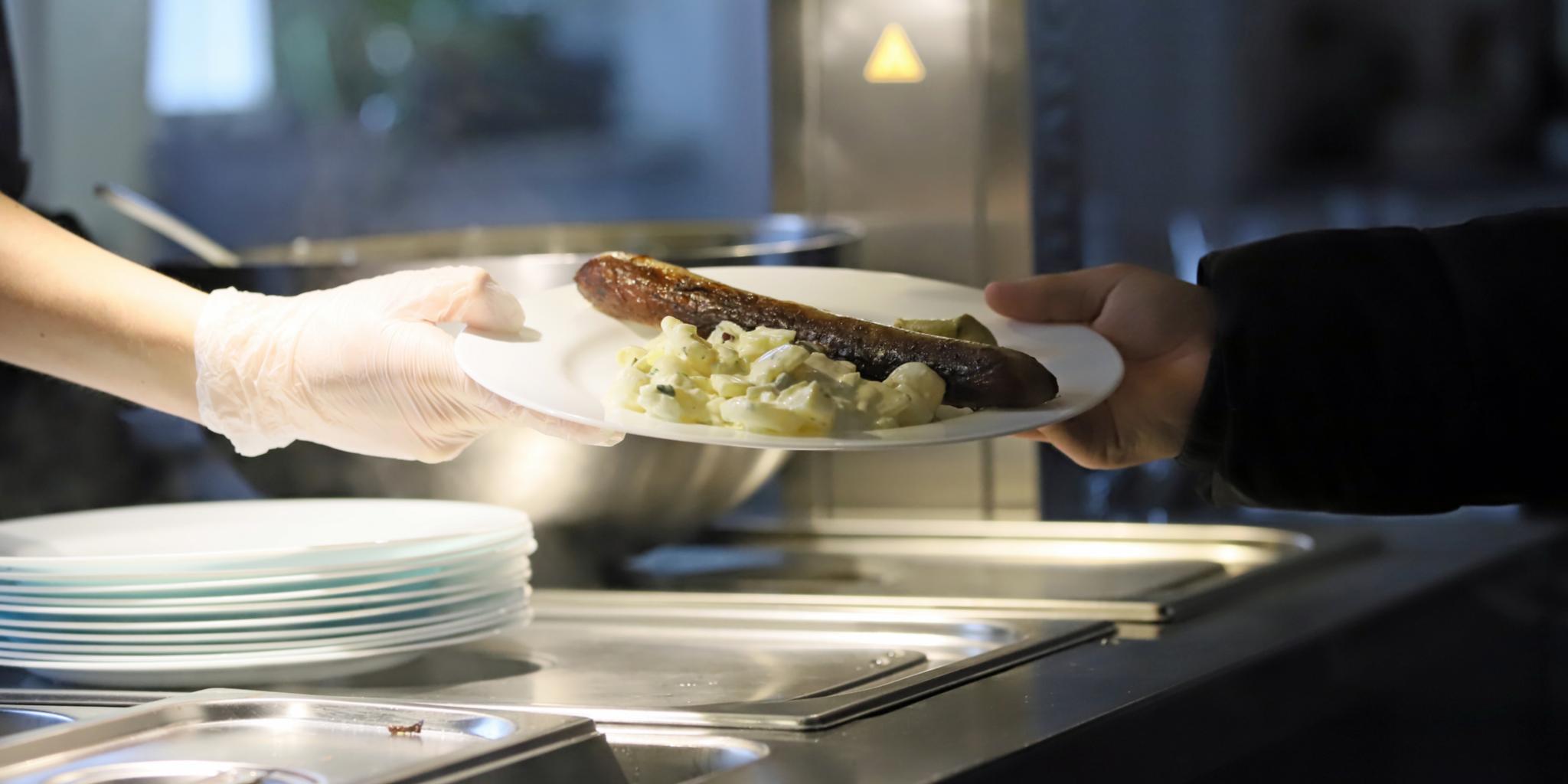 Ab dem 1. Januar können Kinder und Jugendliche aus finanzschwachen Familien kostenfrei in der „Miez” zu Mittag essen. (Fotos: Inge Hülpes/Bistum Trier)