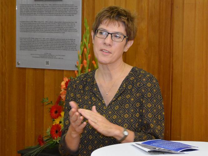 Ministerpräsidentin Annegret Kramp-Karrenbauer bei ihrer Ansprache vor der neuen Gedenktafel