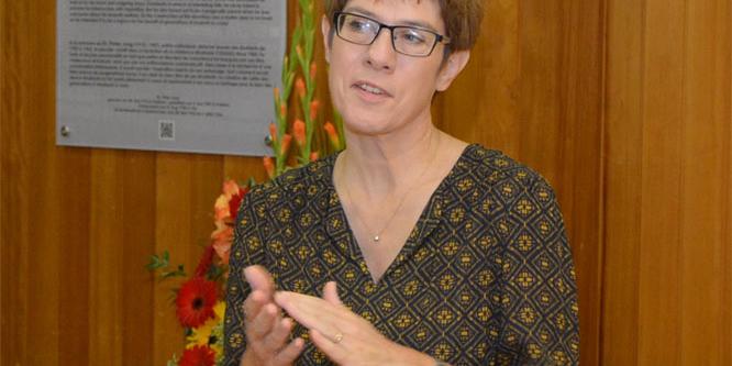 Ministerpräsidentin Annegret Kramp-Karrenbauer bei ihrer Ansprache vor der neuen Gedenktafel