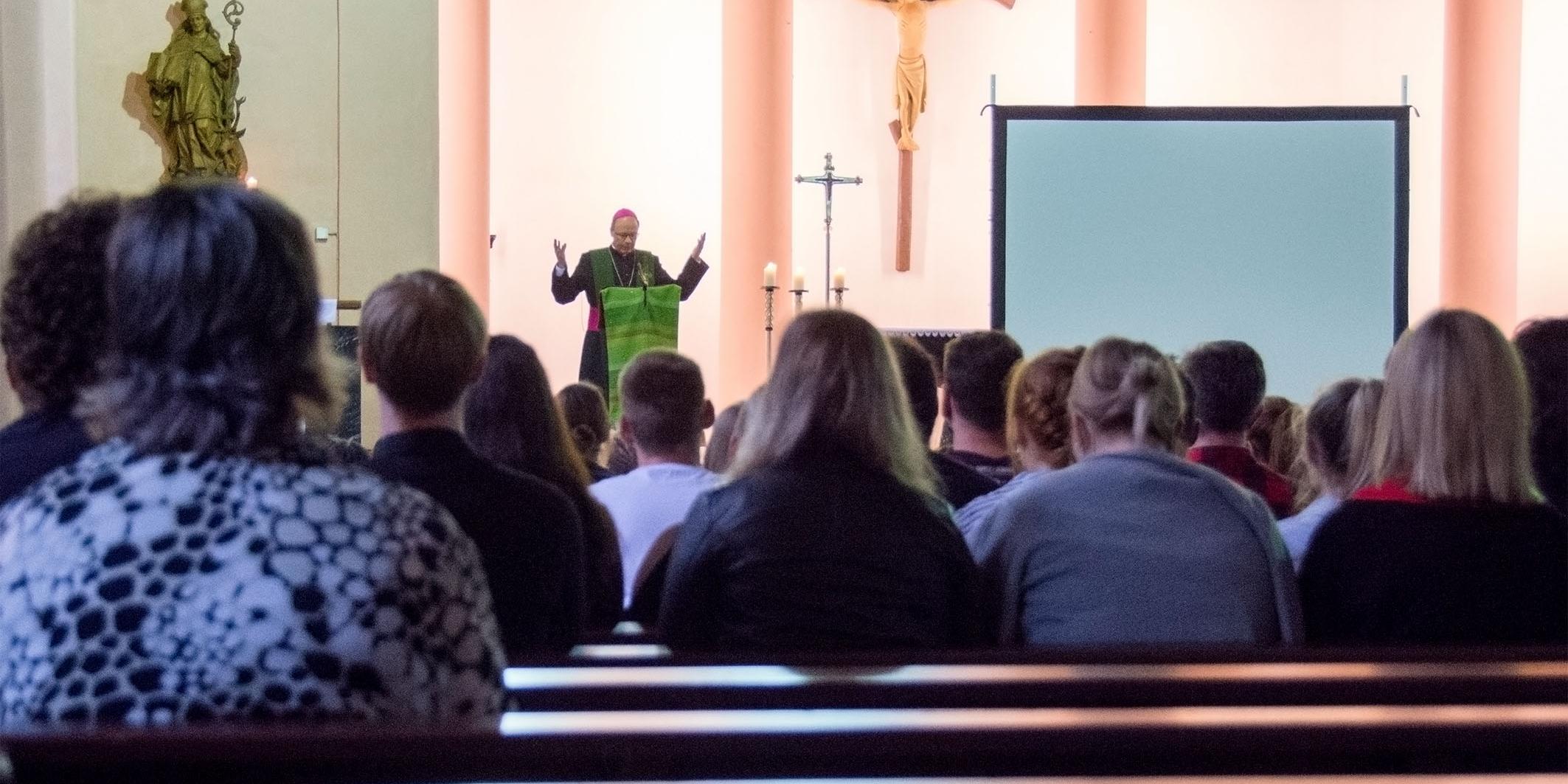 Im gemeinsamen Gottesdienst feierte Bischof Dr. Stephan Ackermann mit den Schülerinnen und Schülern, der Lehrerschaft und geladenen Gästen das 50-jährige Jubiläum der Katholischen Fachschule für Sozialpädagogik.