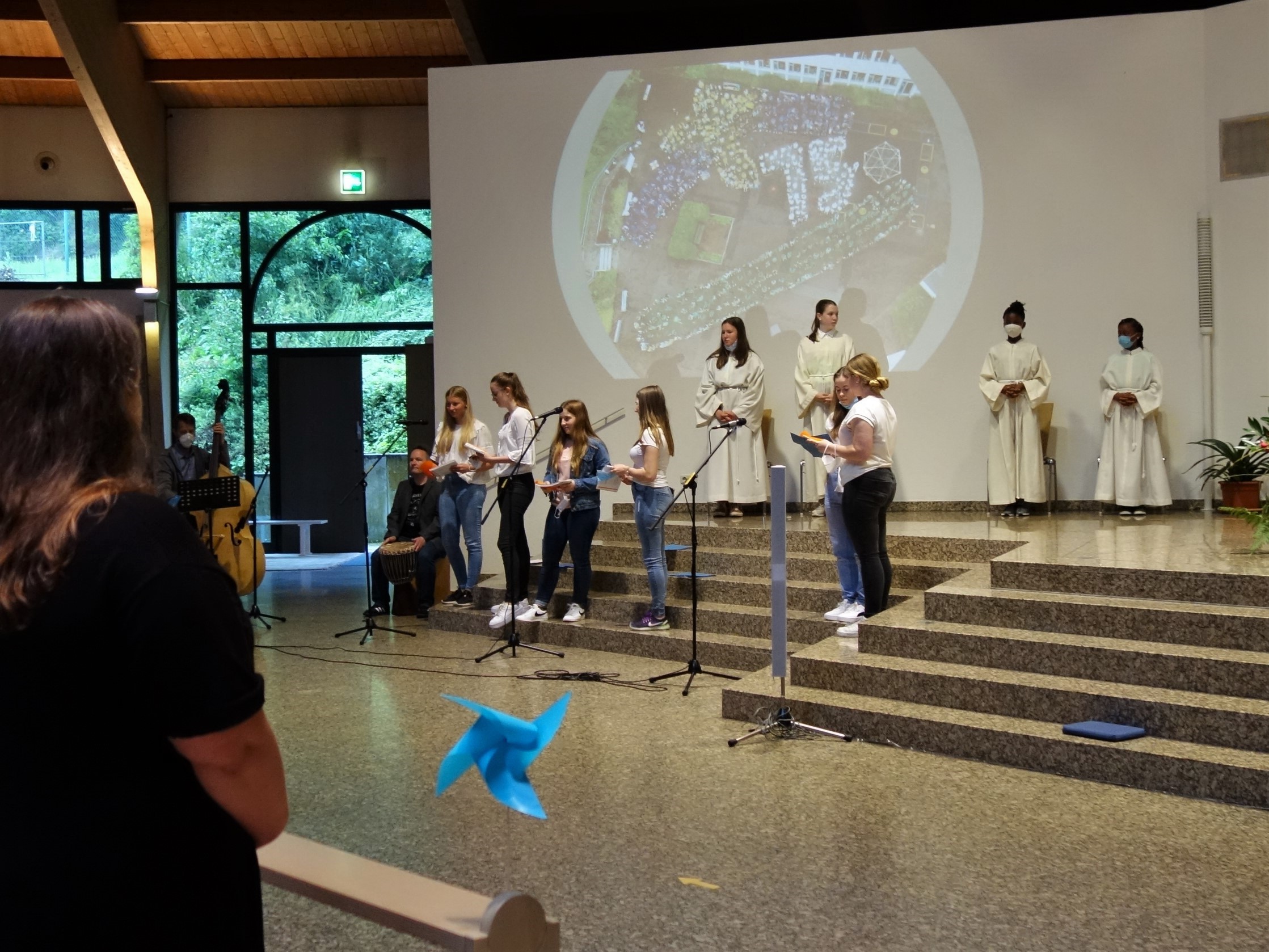 Der Mädchenchor der Schule singt während des Gottesdienstes.