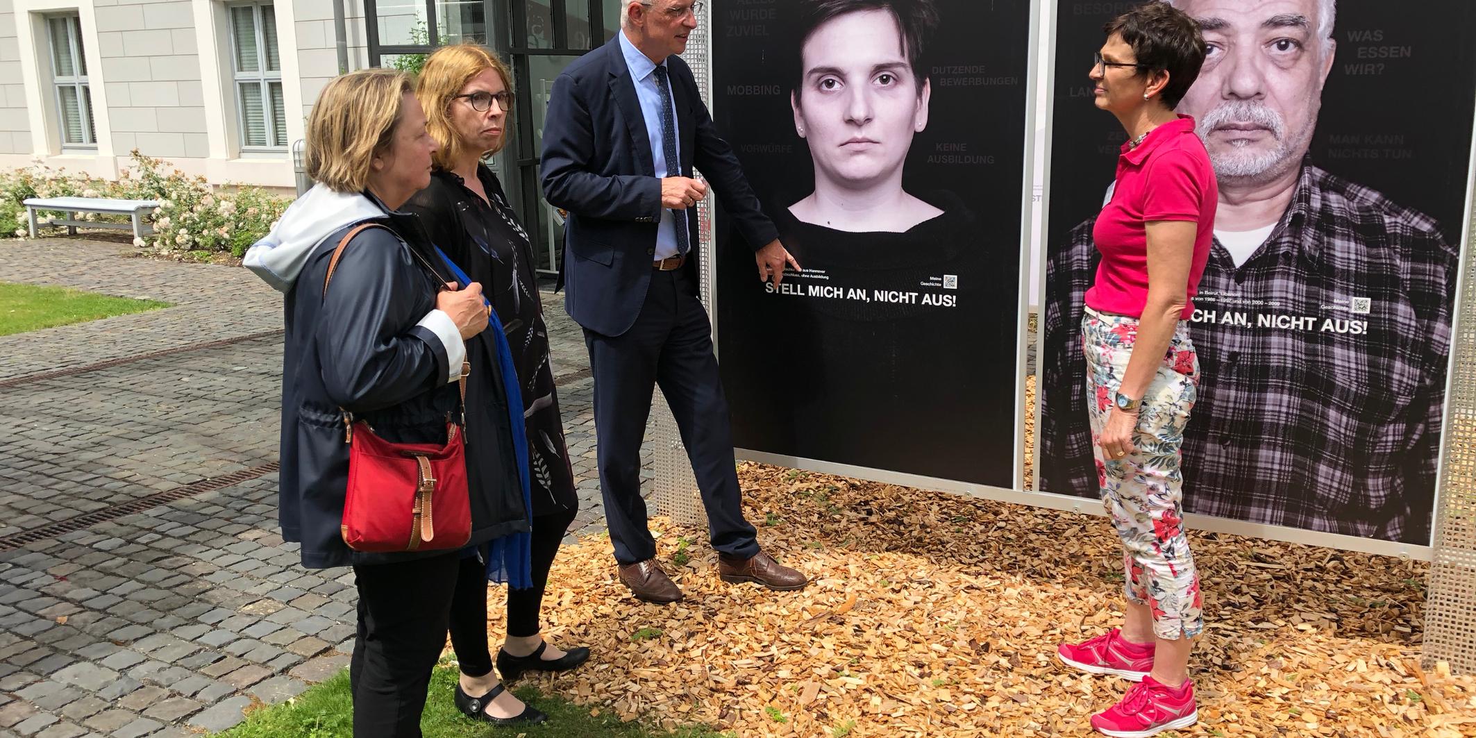 Oberbürgermeister Wolfram Leibe lässt sich von und Aktion-Arbeit-Geschäftsführerin Andrea Steyven (rechts) sowie von den Kolleginnen Renate Heineck (Quartiersmanagement der Caritas in Trier West), Martina Messan (Caritas) (v.l.) deren Beitrag zum „Aktionsbündnis Aktiv gegen Armut“ erklären.