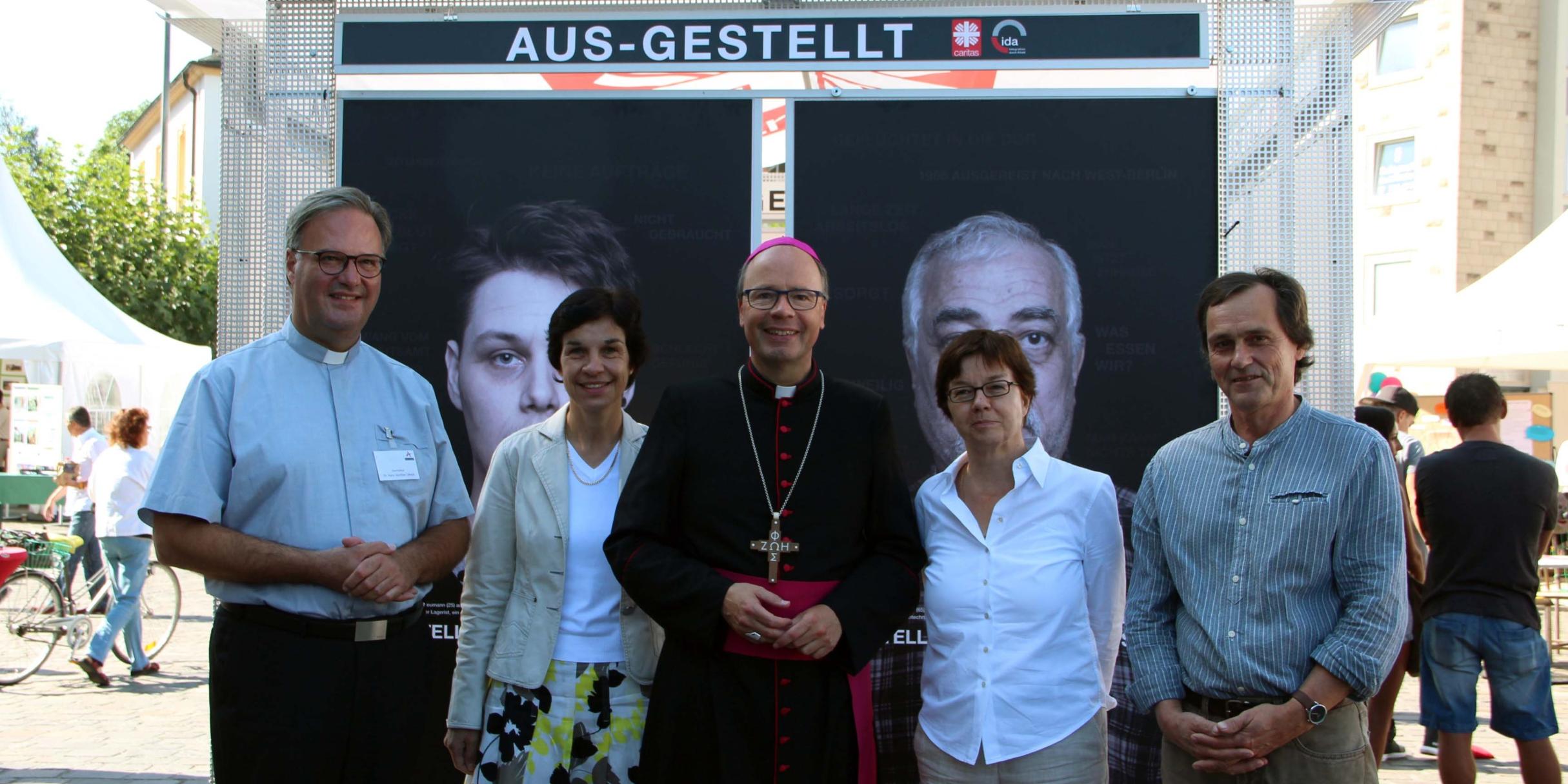 Vor der Ausstellung 'Stell mich an, nicht aus!': Dr. Hans Günther Ullrich; Dr. Birgit Kugel; Bischof Stephan Ackermann; Dr. Kordula Schlösser-Kost; Burkhard Löwe (Diakonie) (vlnr)